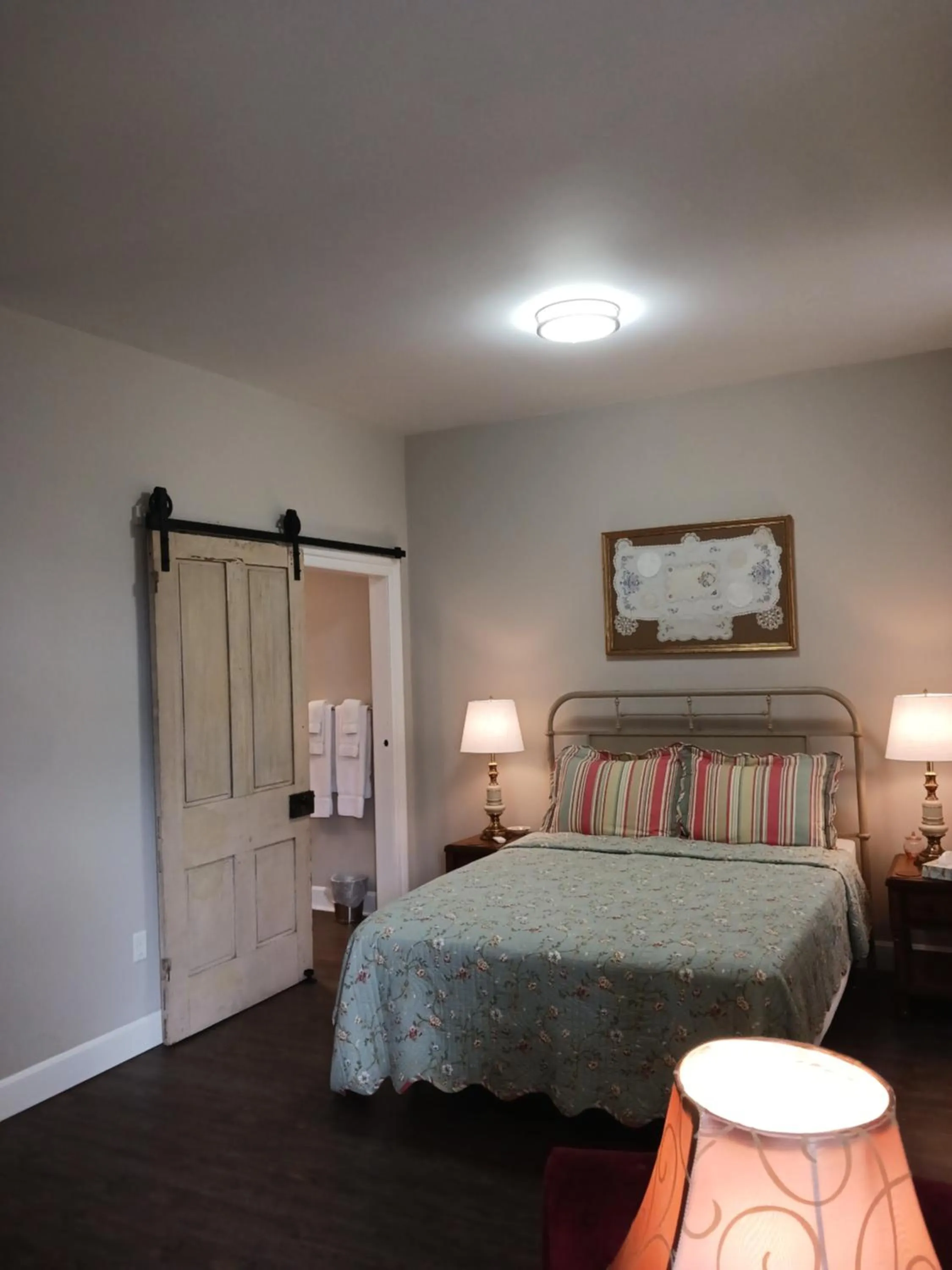 Bed in Lee House Inn