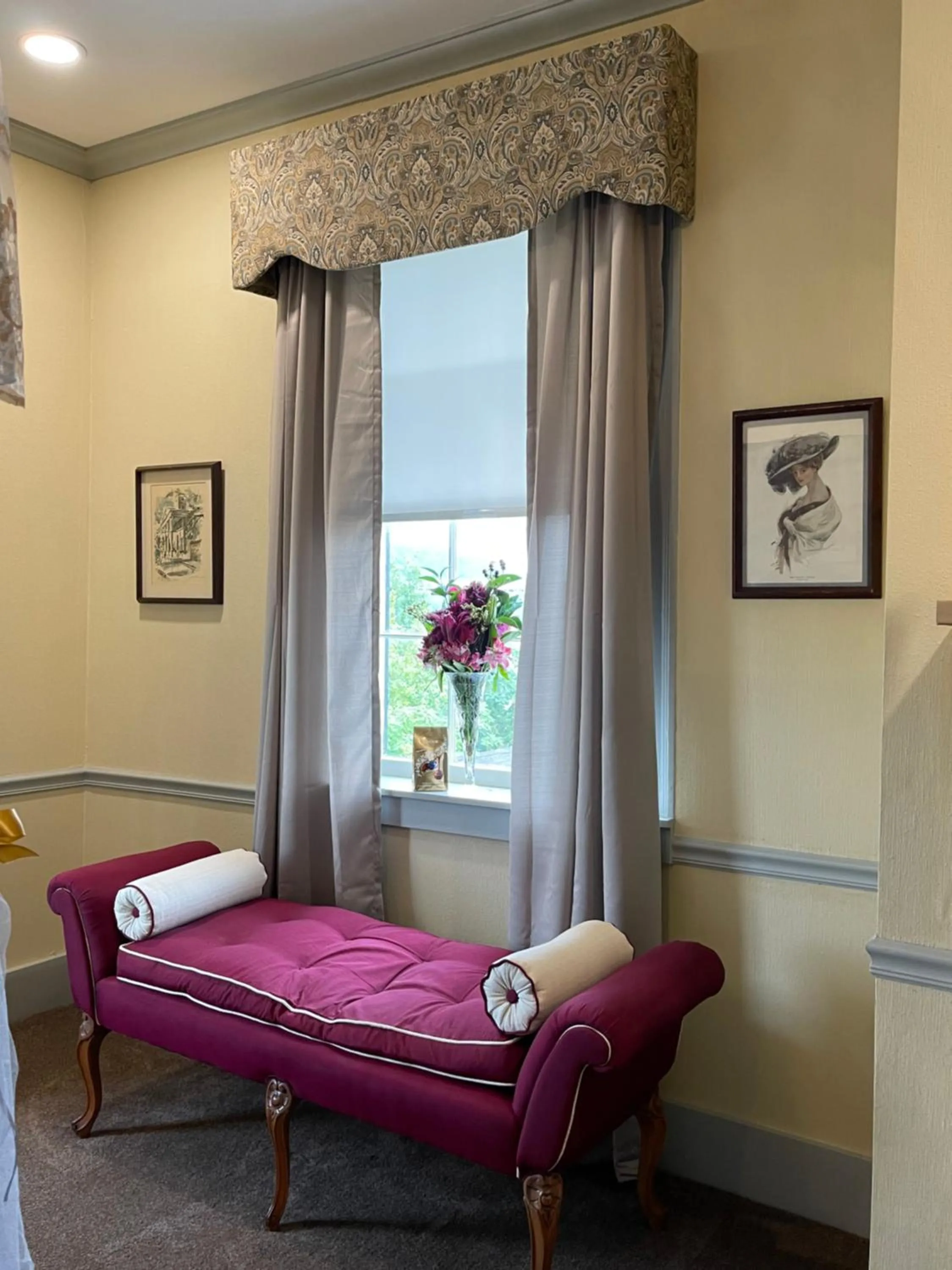 Bed in Lee House Inn