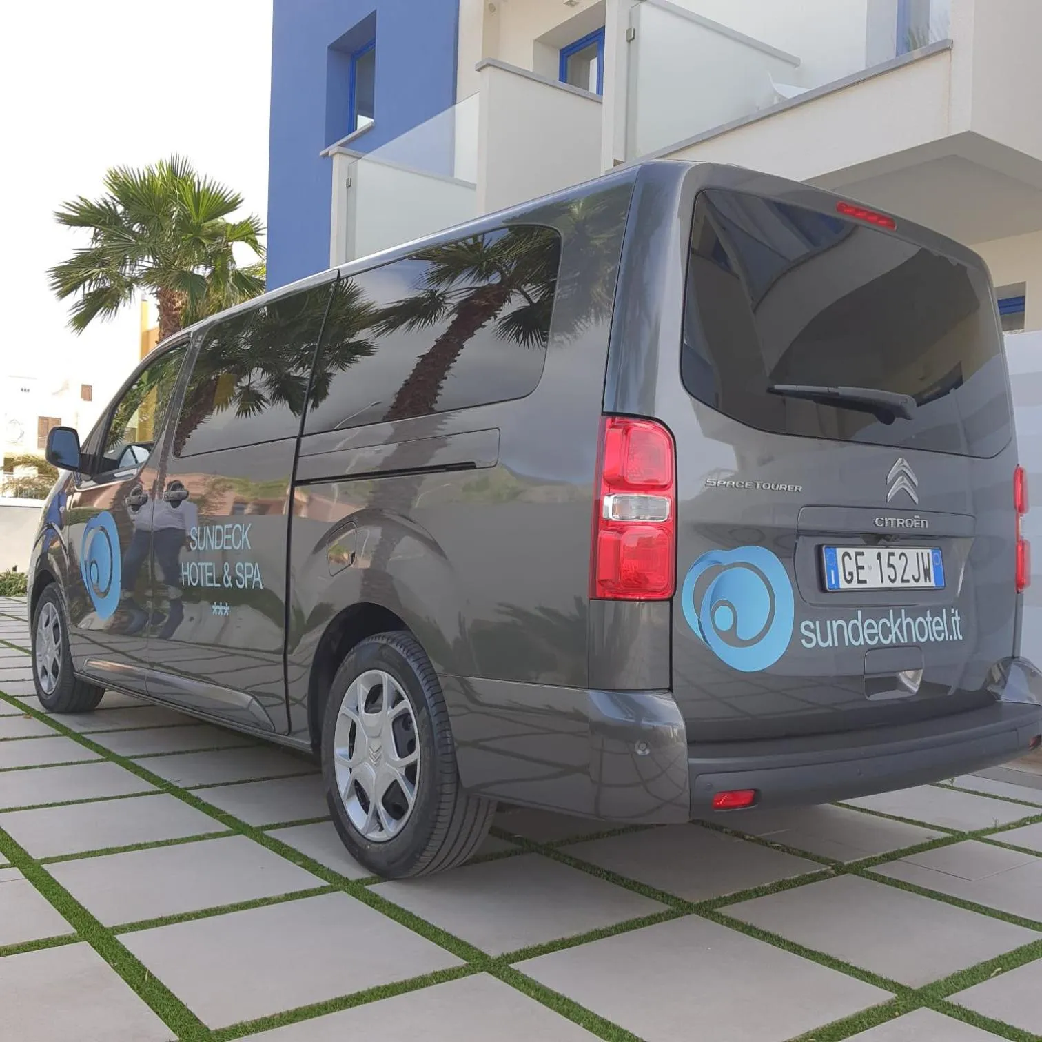 Area and facilities in Sundeck Hotel