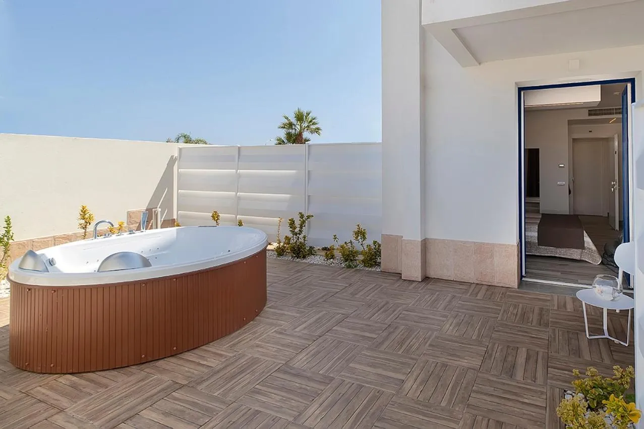 Hot Tub in Sundeck Hotel