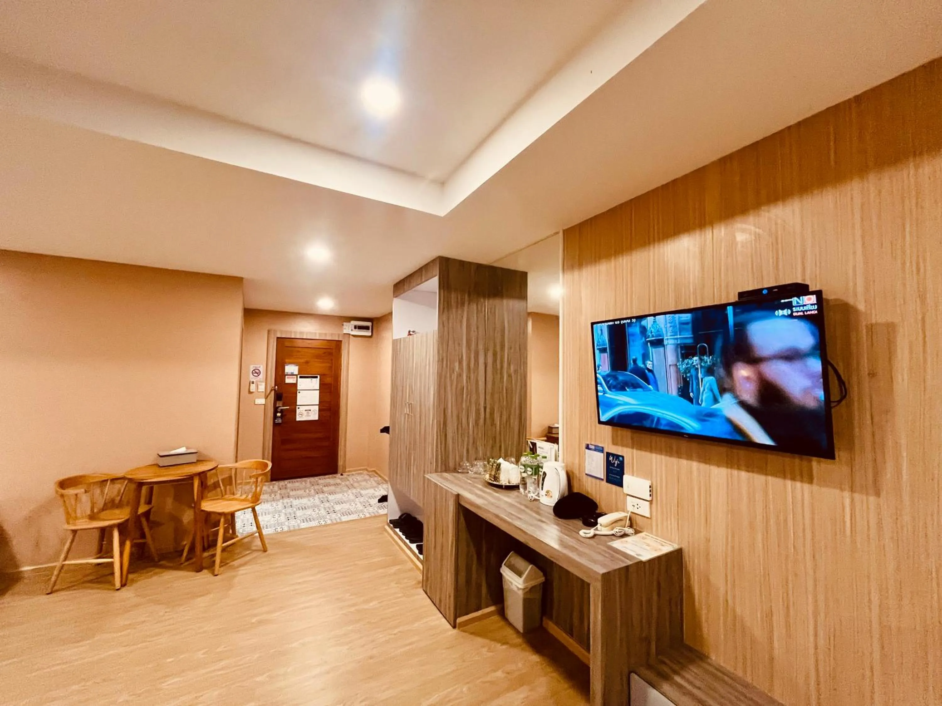 Communal lounge/ TV room in USABAI Riverside Boutique Hotel