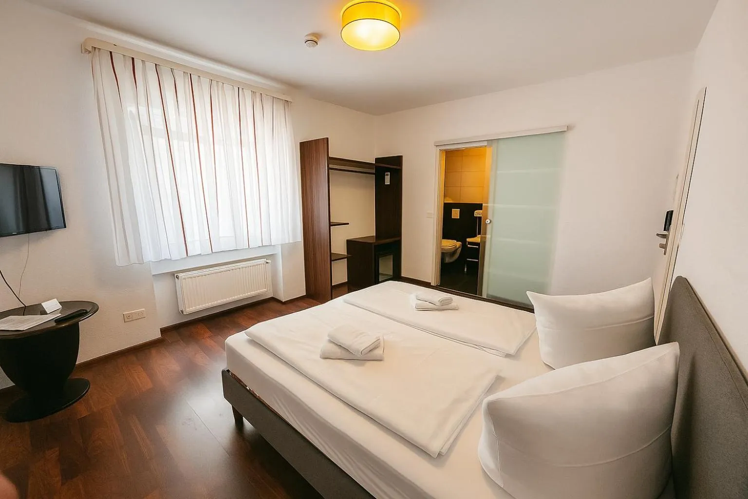 Bedroom, Bed in City Hotel