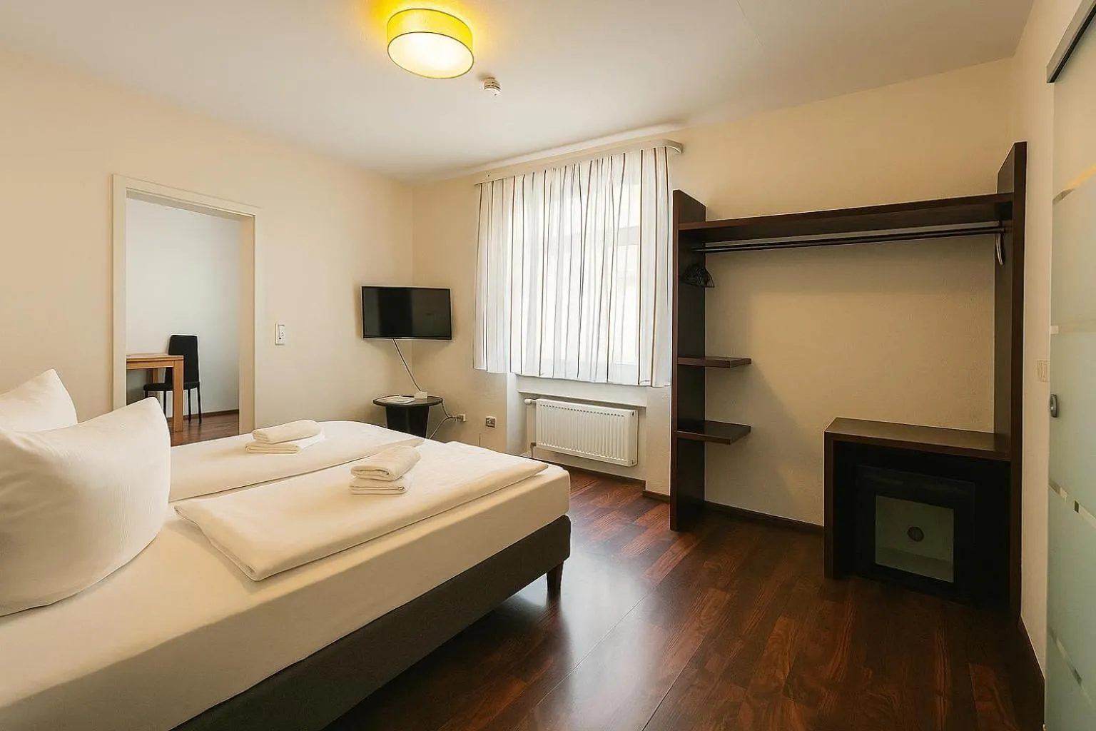 Bedroom, Bed in City Hotel