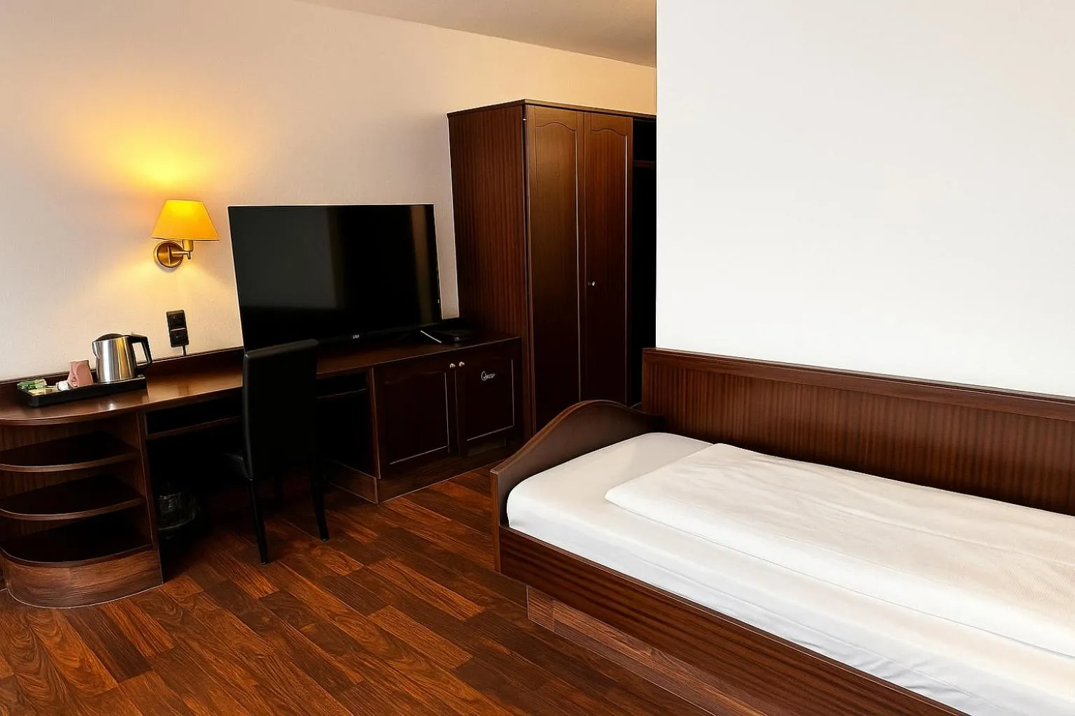 Bedroom, Bed in City Hotel