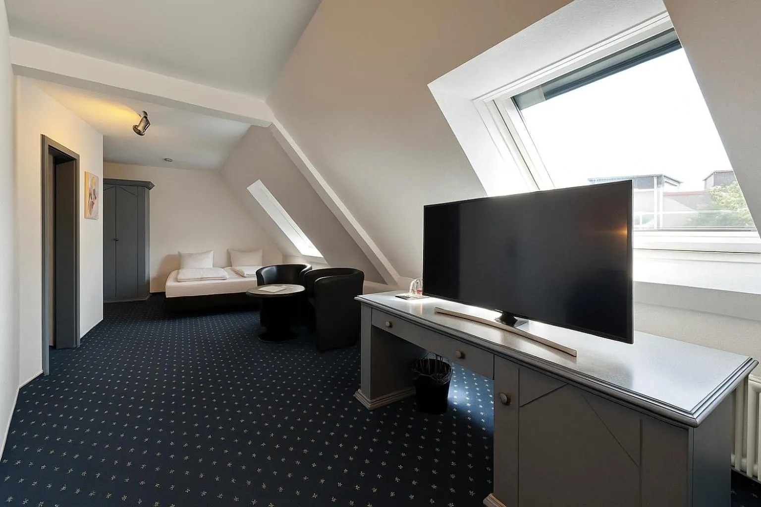 Photo of the whole room, Bed in City Hotel