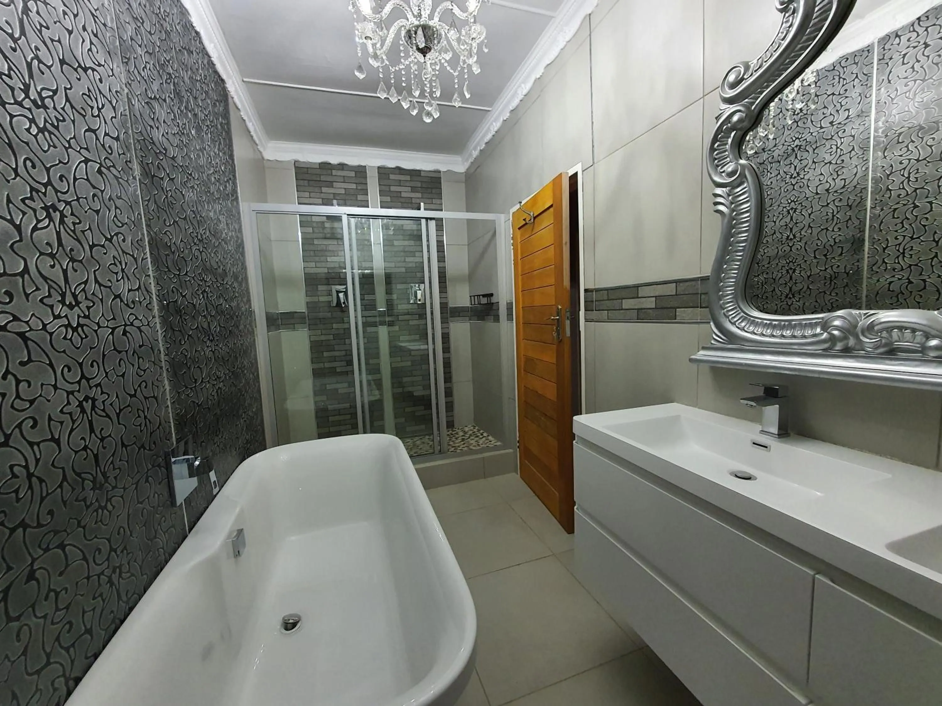 Shower in Le Grant Guesthhouse