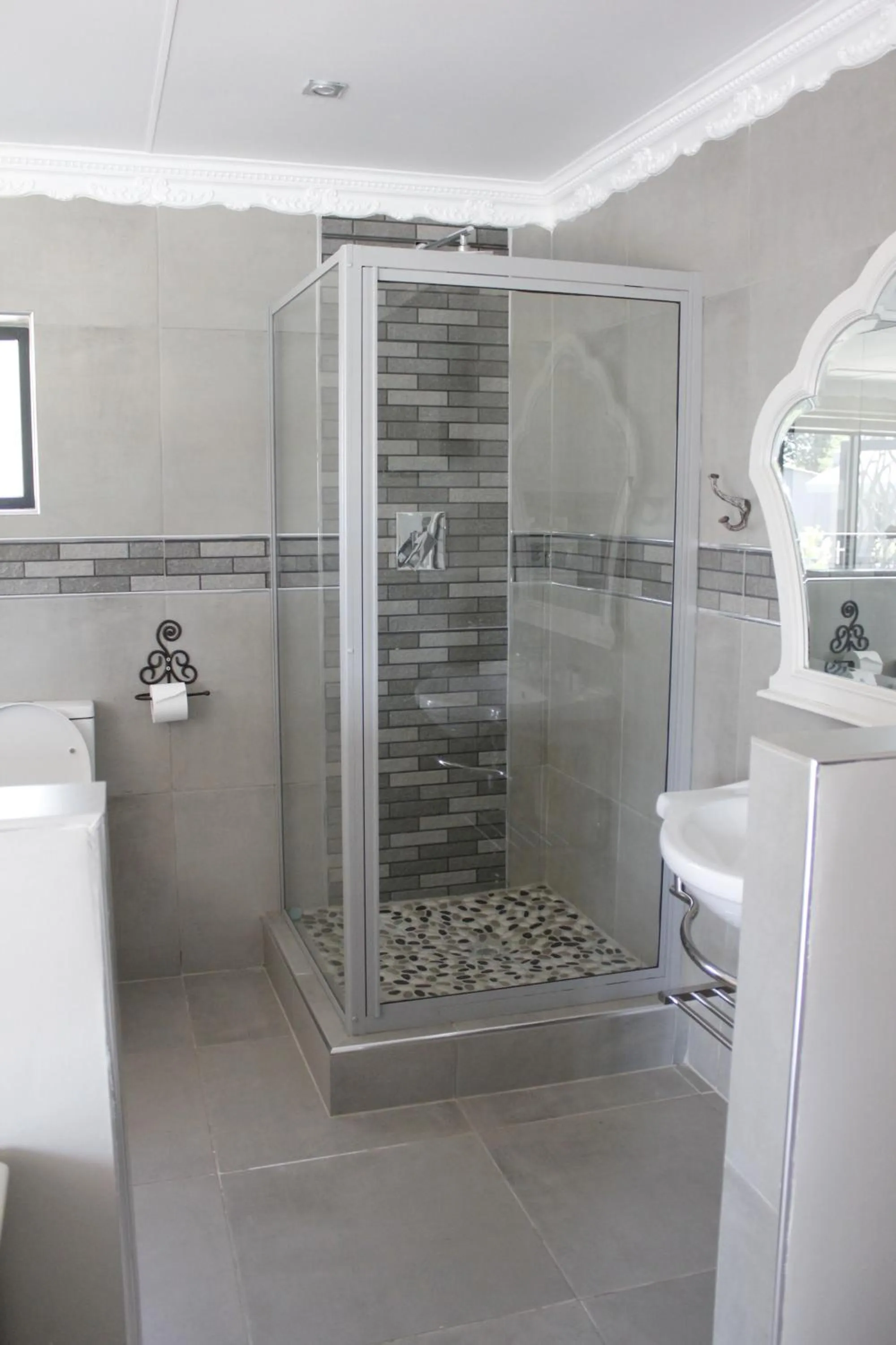 Shower in Le Grant Guesthhouse