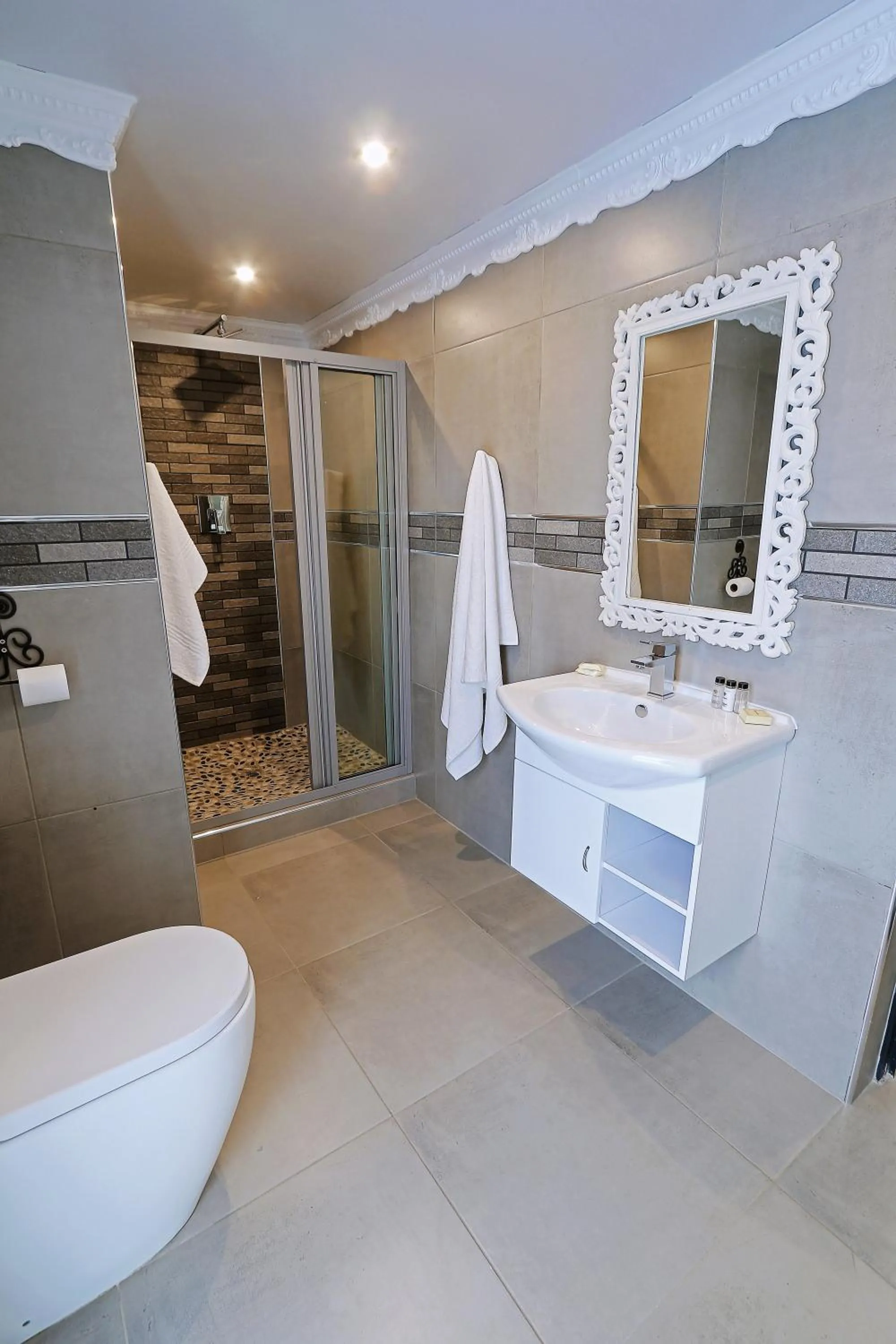 Shower in Le Grant Guesthhouse