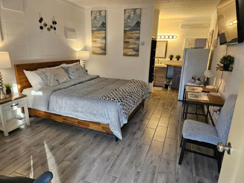 Bed in Rolling Hills Motel