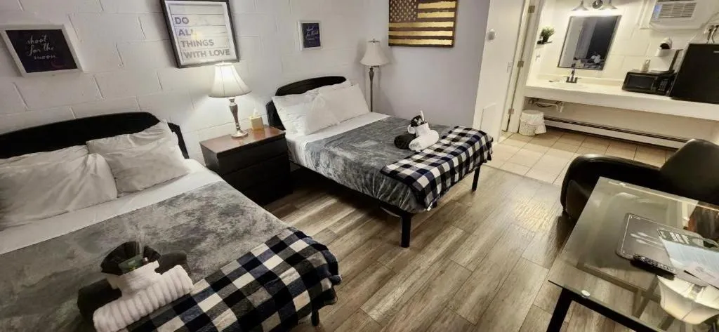 Bed in Rolling Hills Motel