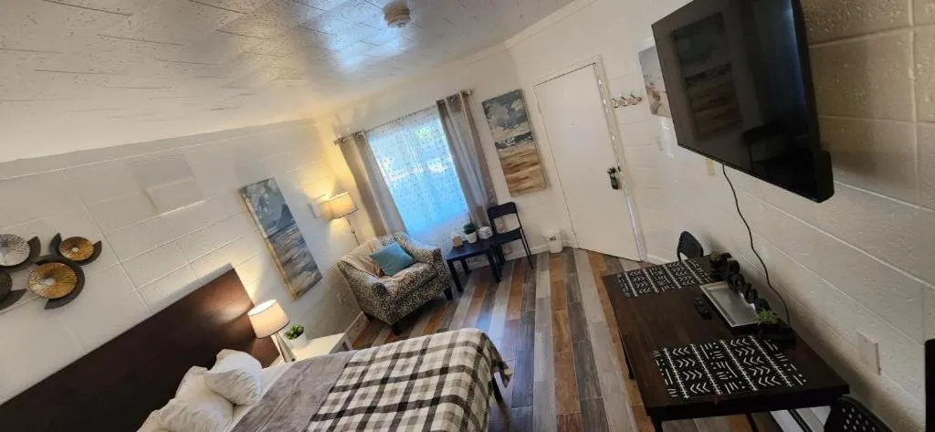 Bed in Rolling Hills Motel