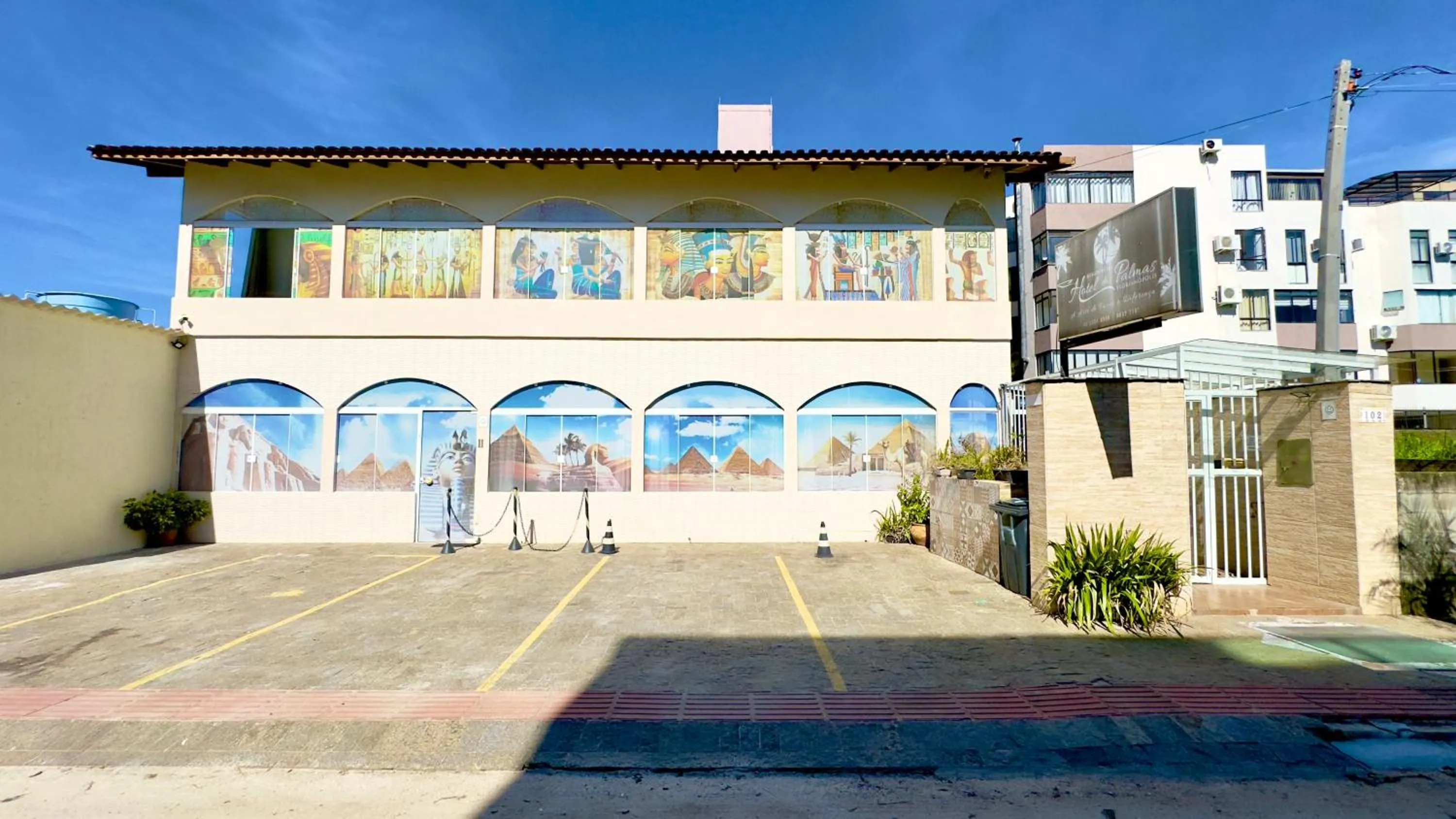 Property building in Hotel das Palmas