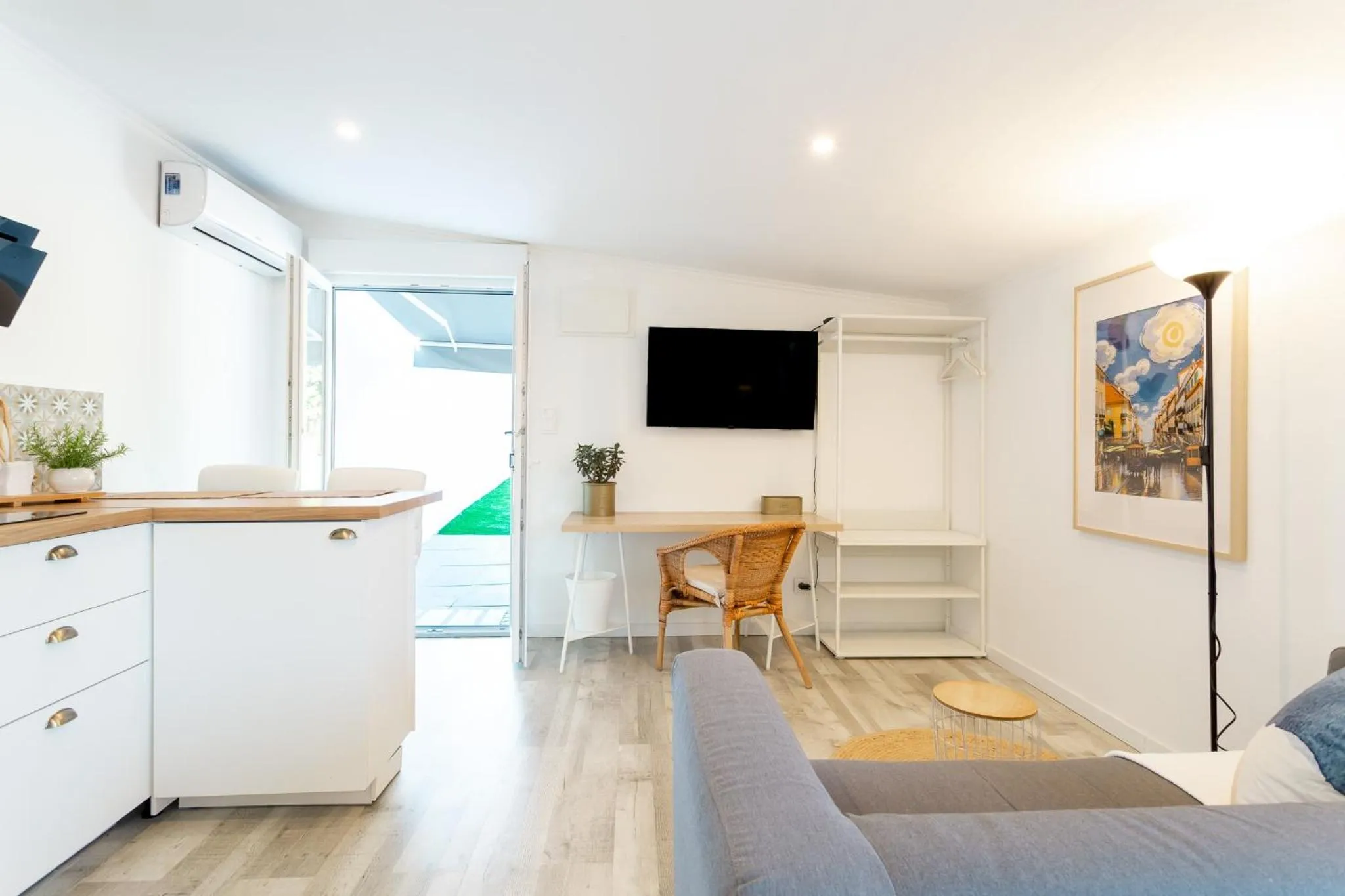 Communal lounge/ TV room in Moro's Friends House - Cascais