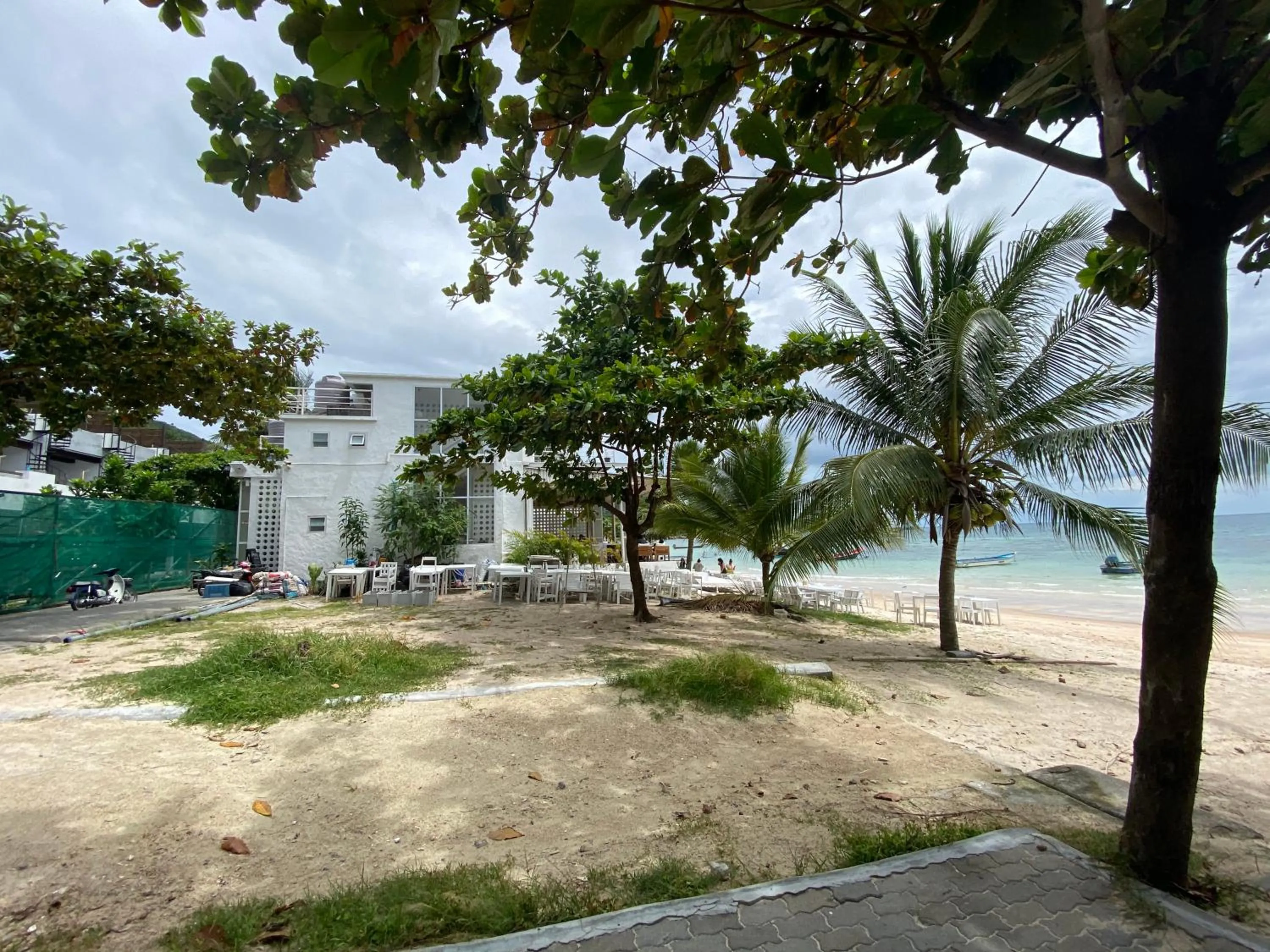 Beach in Island Dive Club