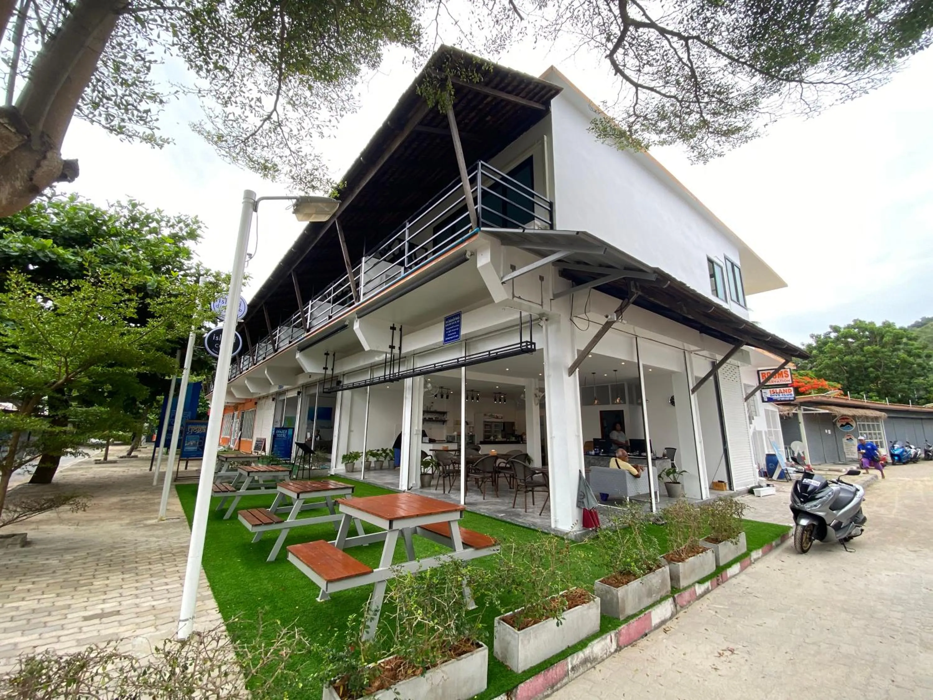 Property building in Island Dive Club