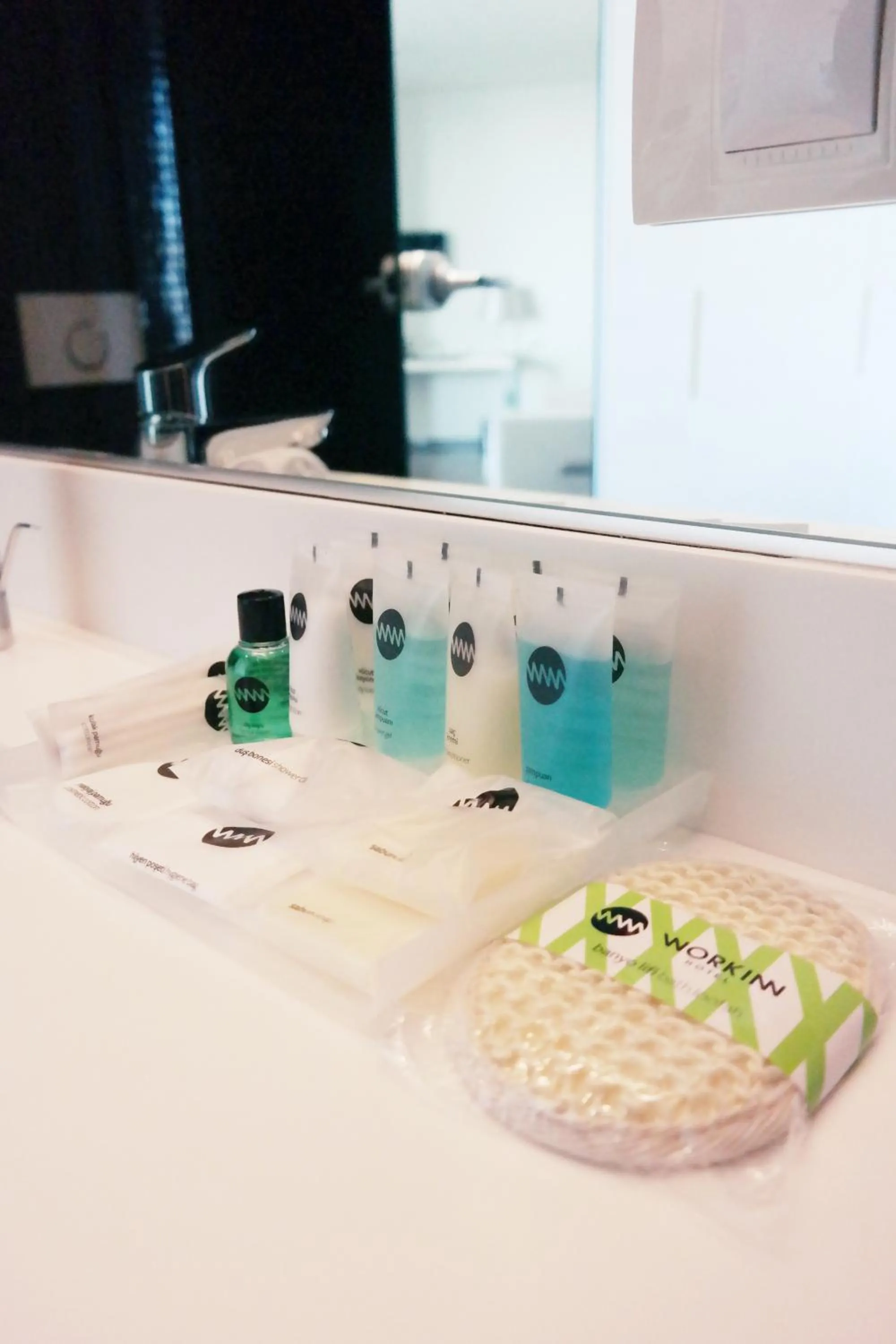 Shower in Workinn Hotel