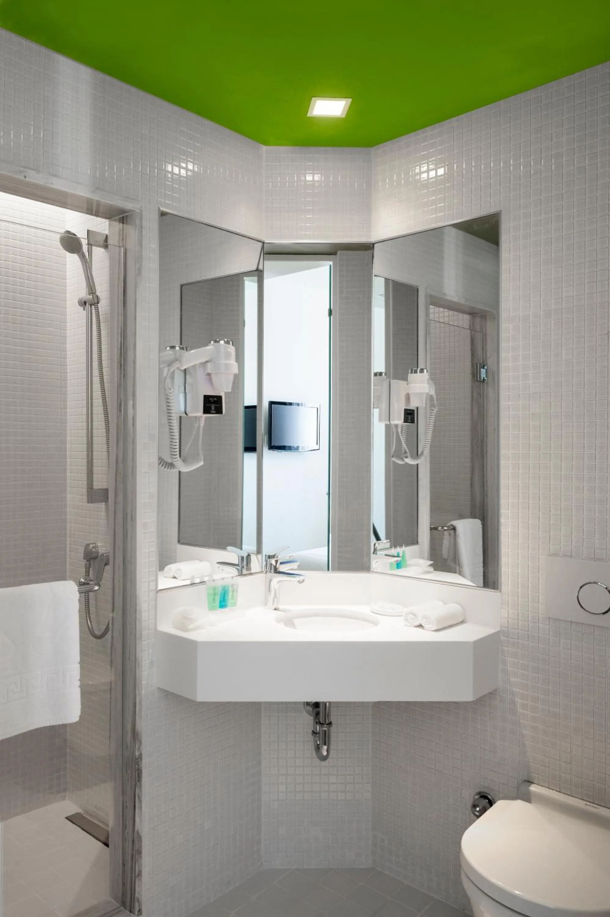 Toilet in Workinn Hotel