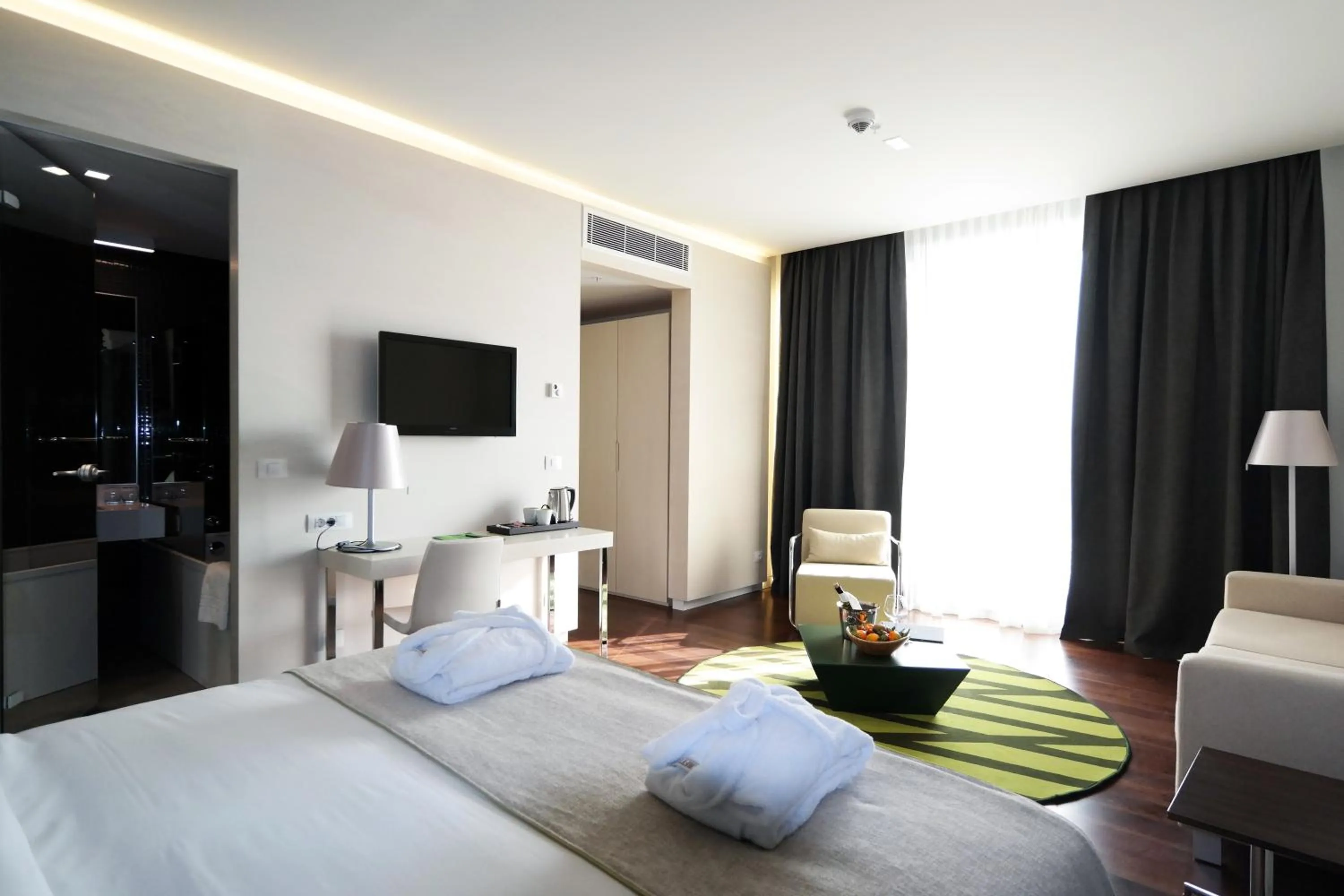 Shower, Bed in Workinn Hotel