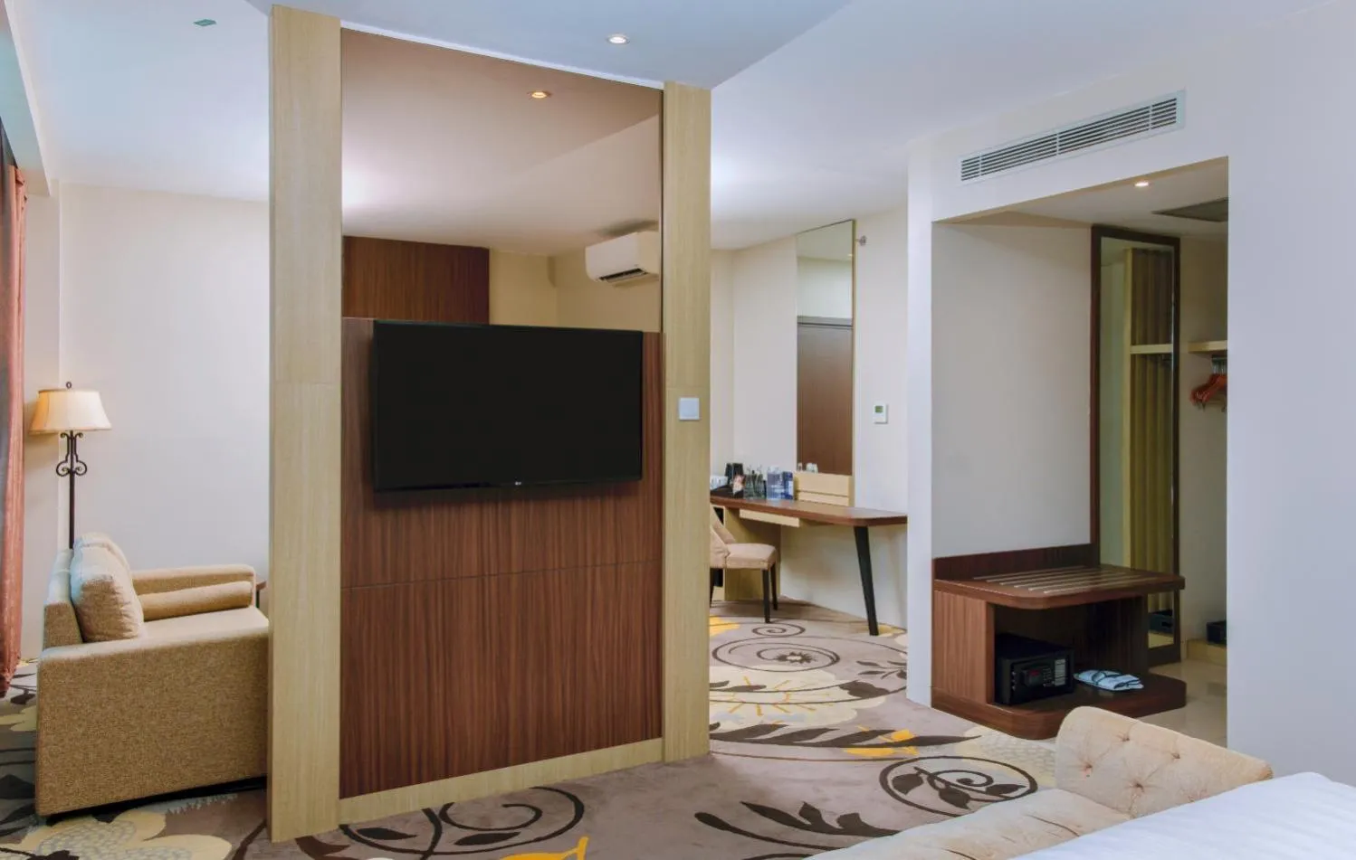 Communal lounge/ TV room, Bed in Aston Gorontalo Hotel & Convention Center