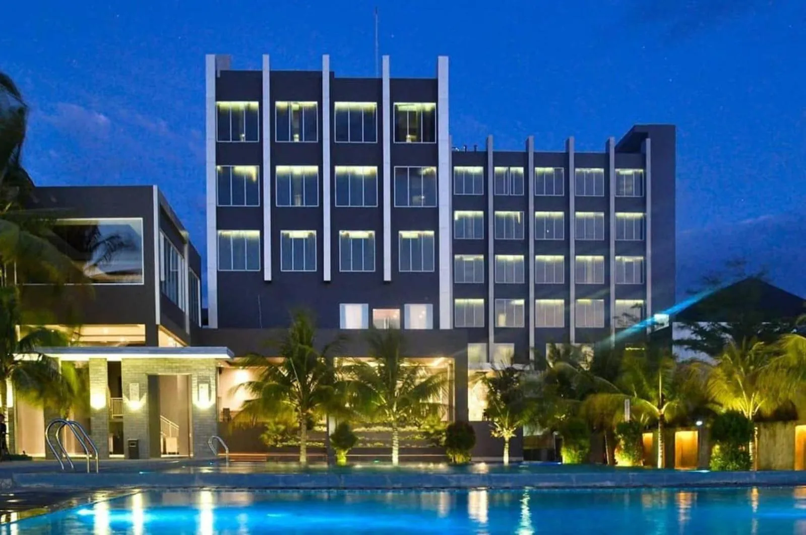 Swimming pool in Aston Gorontalo Hotel & Convention Center