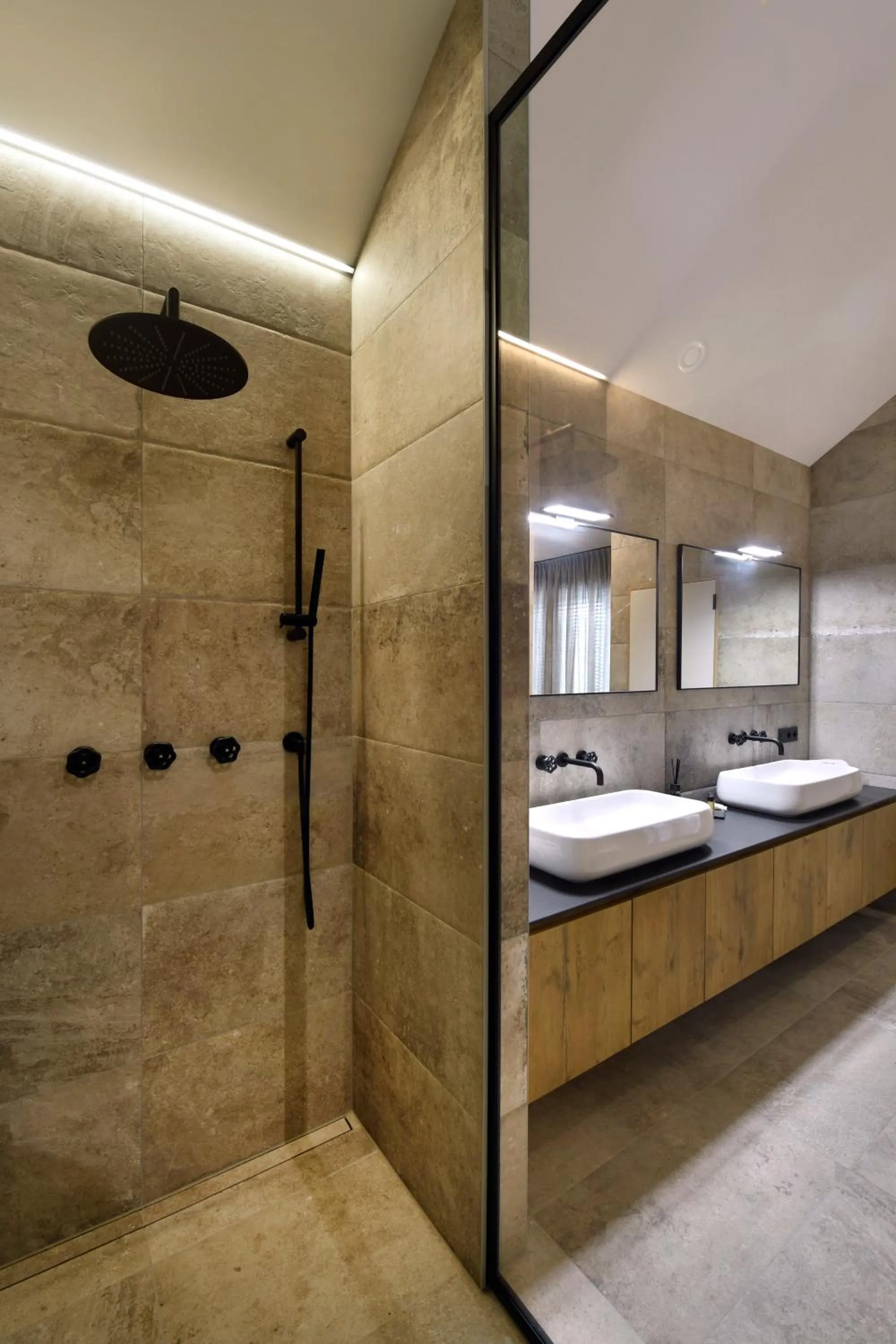 Shower in DURBUY SUITES