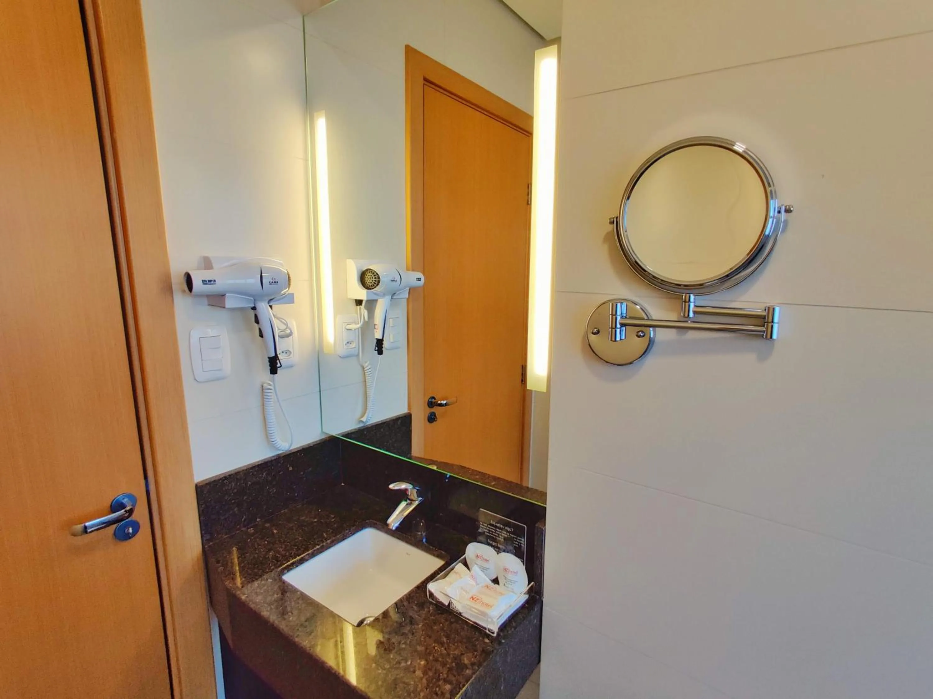 Shower in Mogano Express Hotel - PET FRIENDLY e ELETROPOSTO