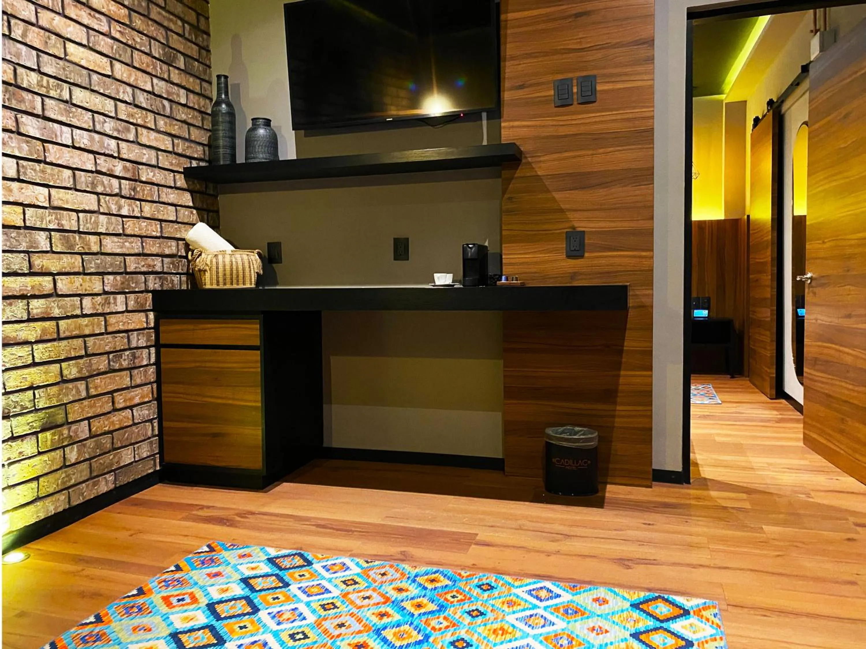 TV and multimedia in Cadillac Hotel Boutique