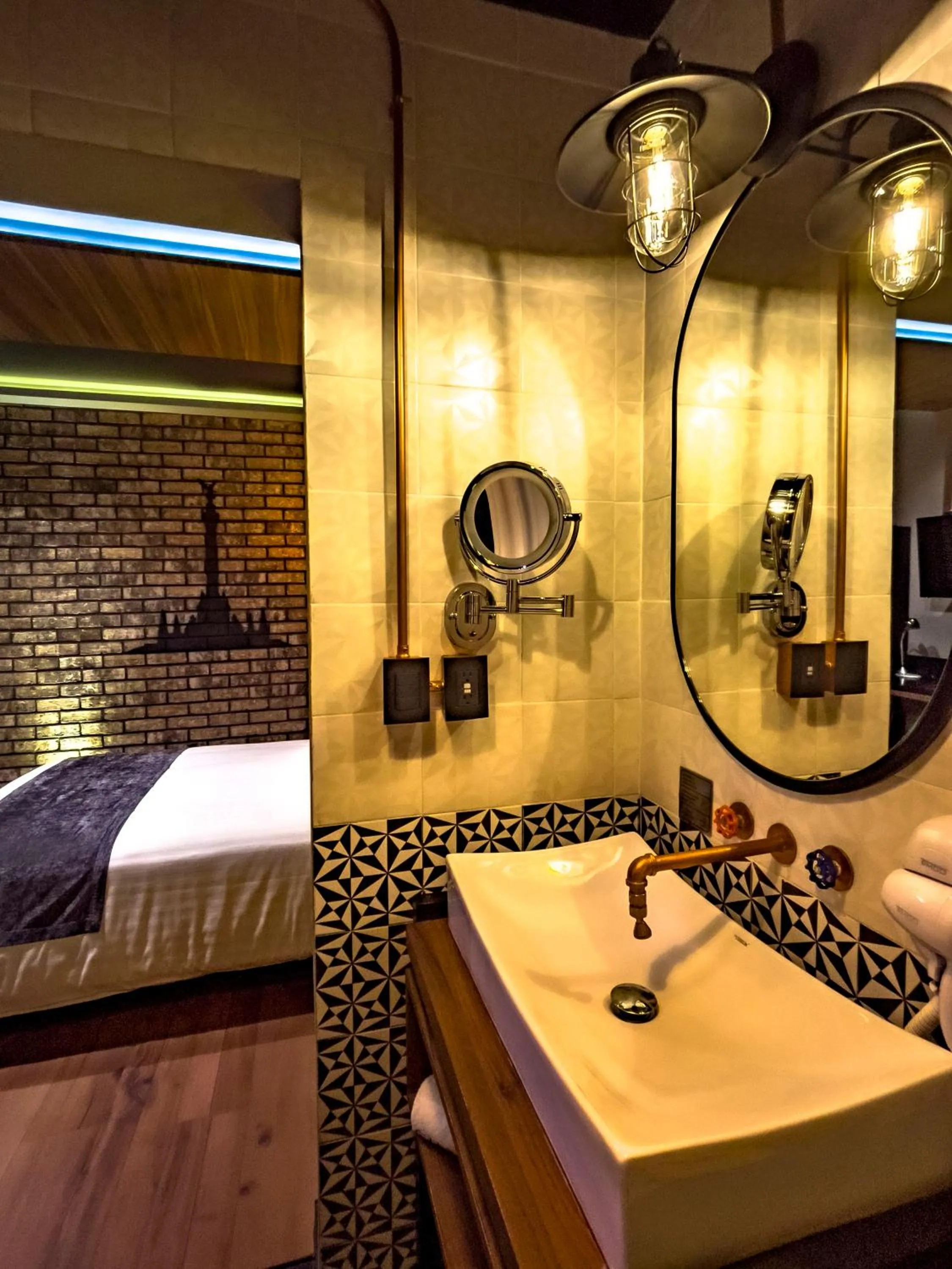 Bathroom, Bed in Cadillac Hotel Boutique