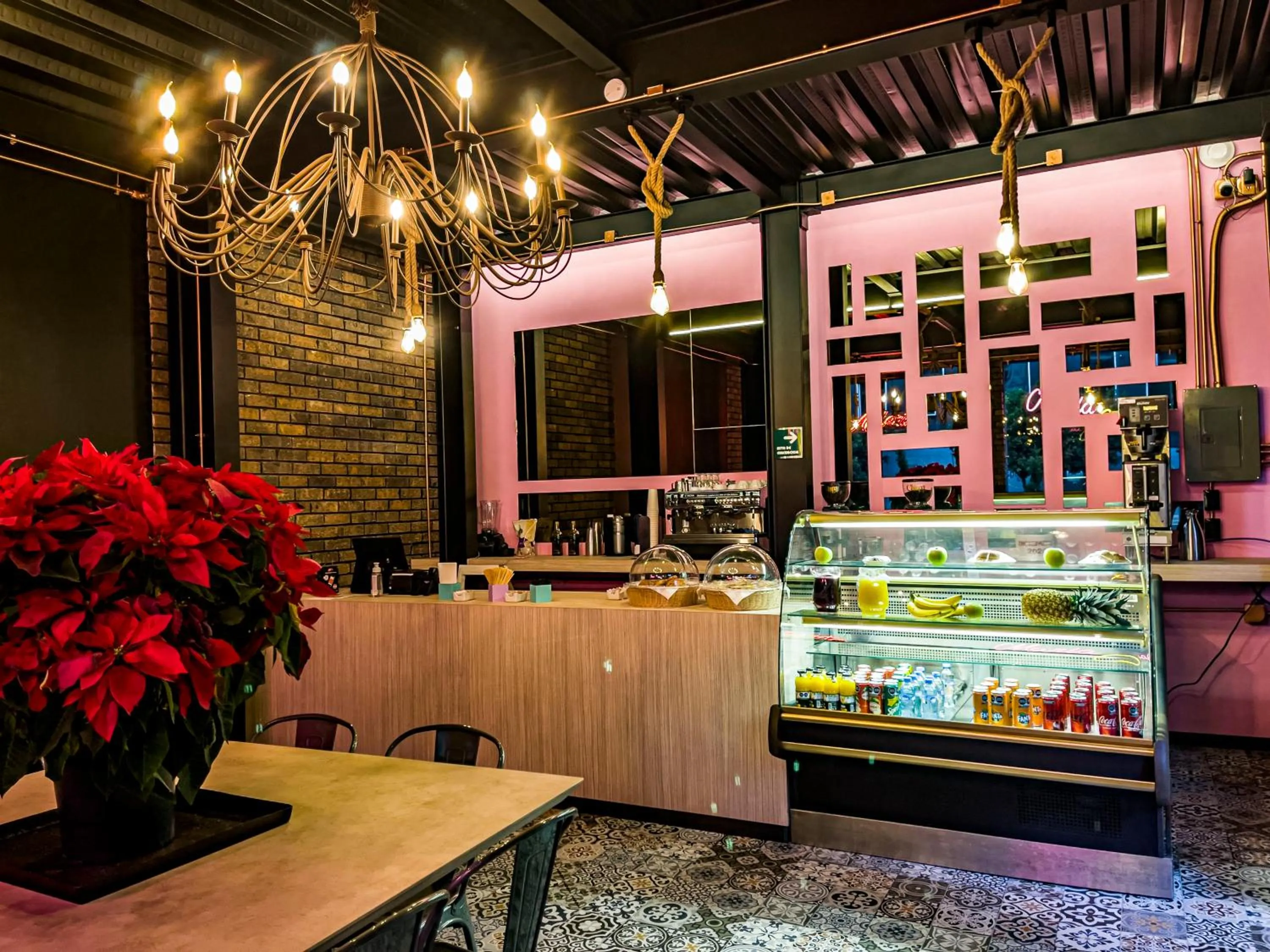 Restaurant/places to eat in Cadillac Hotel Boutique