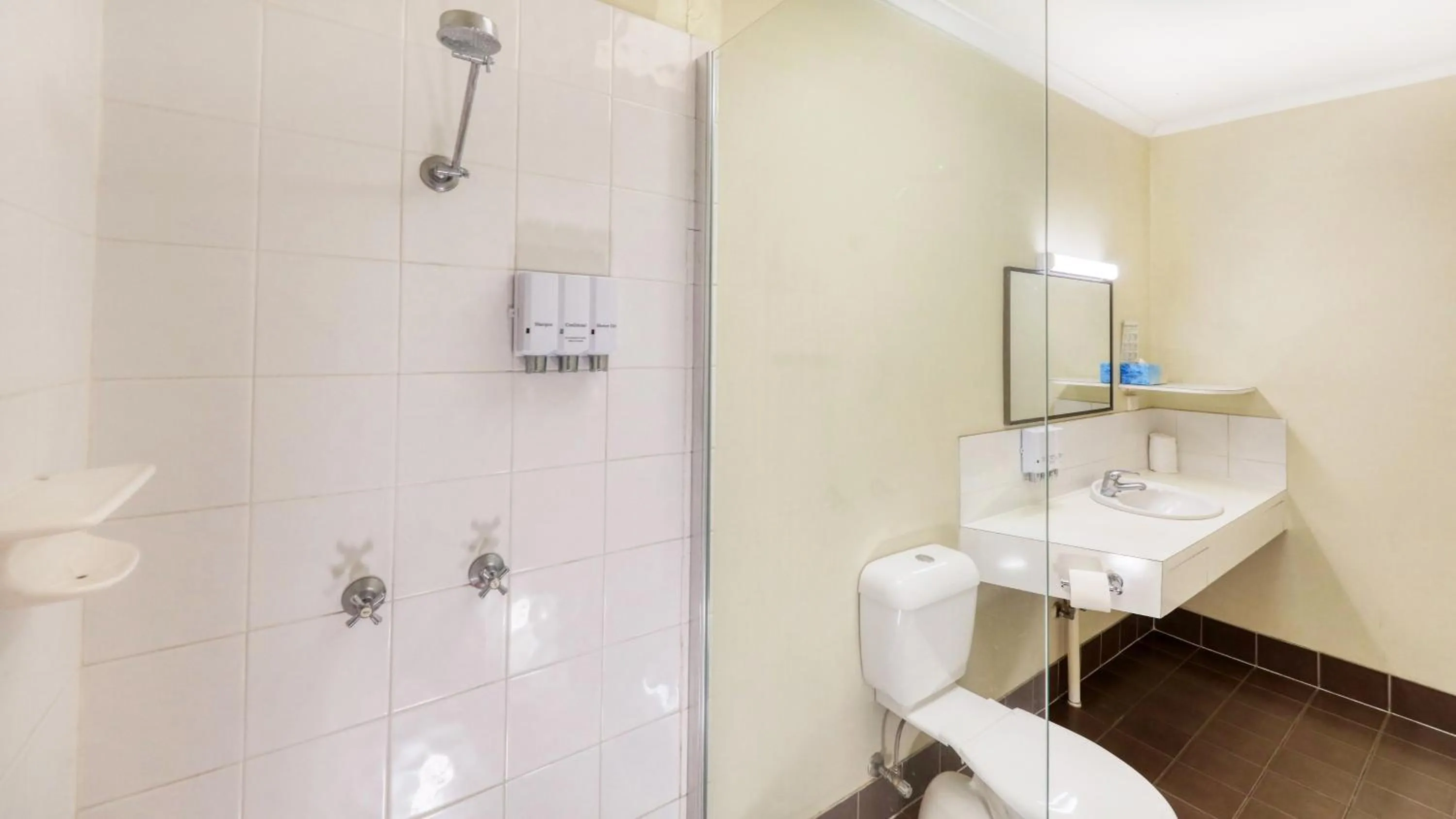 Shower in Biloela Centre Motel & Grevillea Steakhouse & Bar