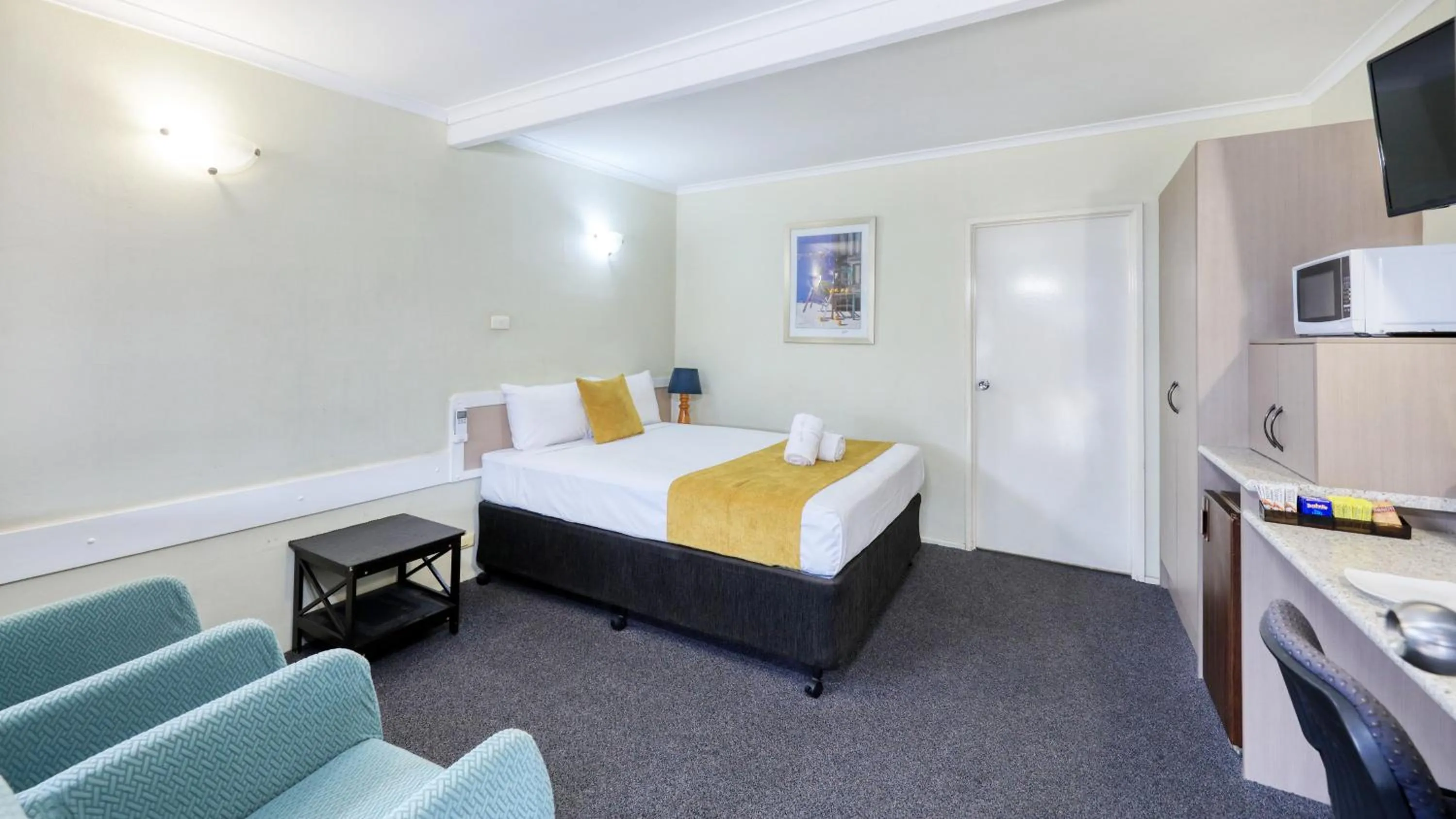microwave, Bed in Biloela Centre Motel & Grevillea Steakhouse & Bar