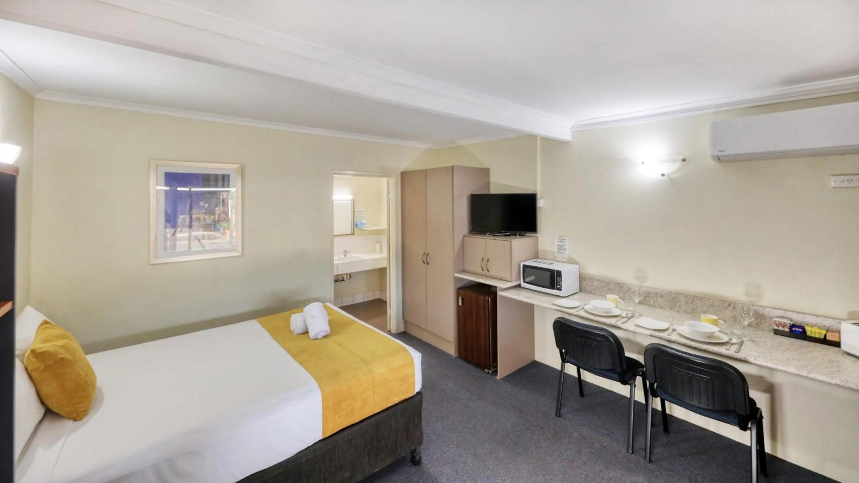 air conditioner, Bed in Biloela Centre Motel & Grevillea Steakhouse & Bar