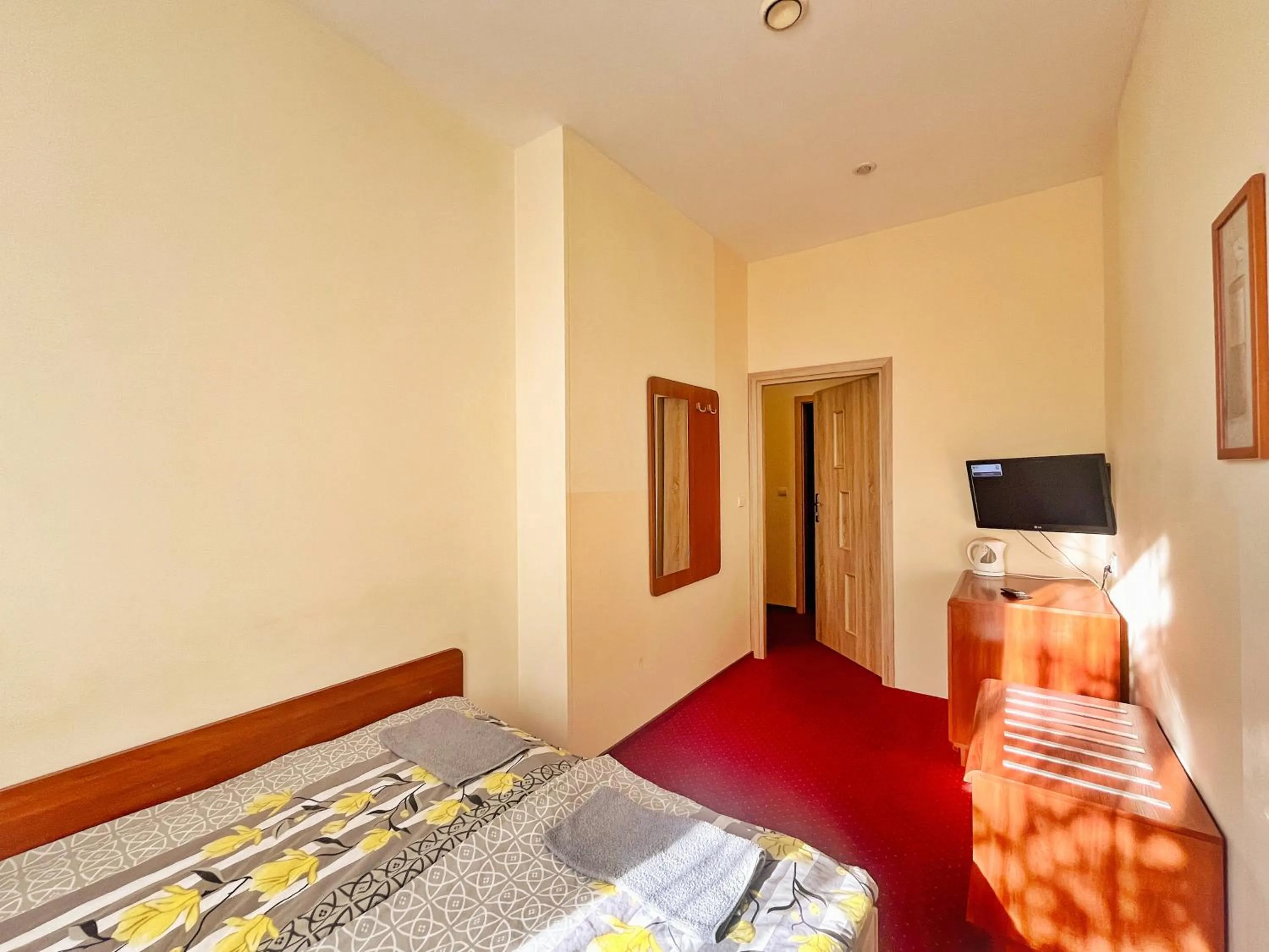 Photo of the whole room, Bed in Fry House