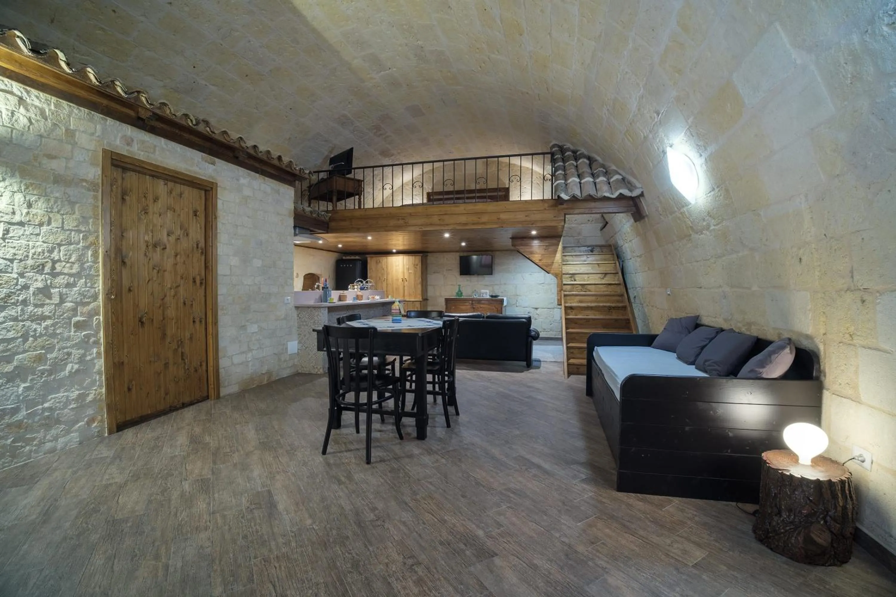 ROBERTO's Guest House