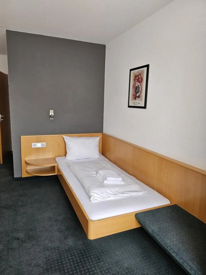 Photo of the whole room, Bed in Hotel Mautner Airport und Messehotel