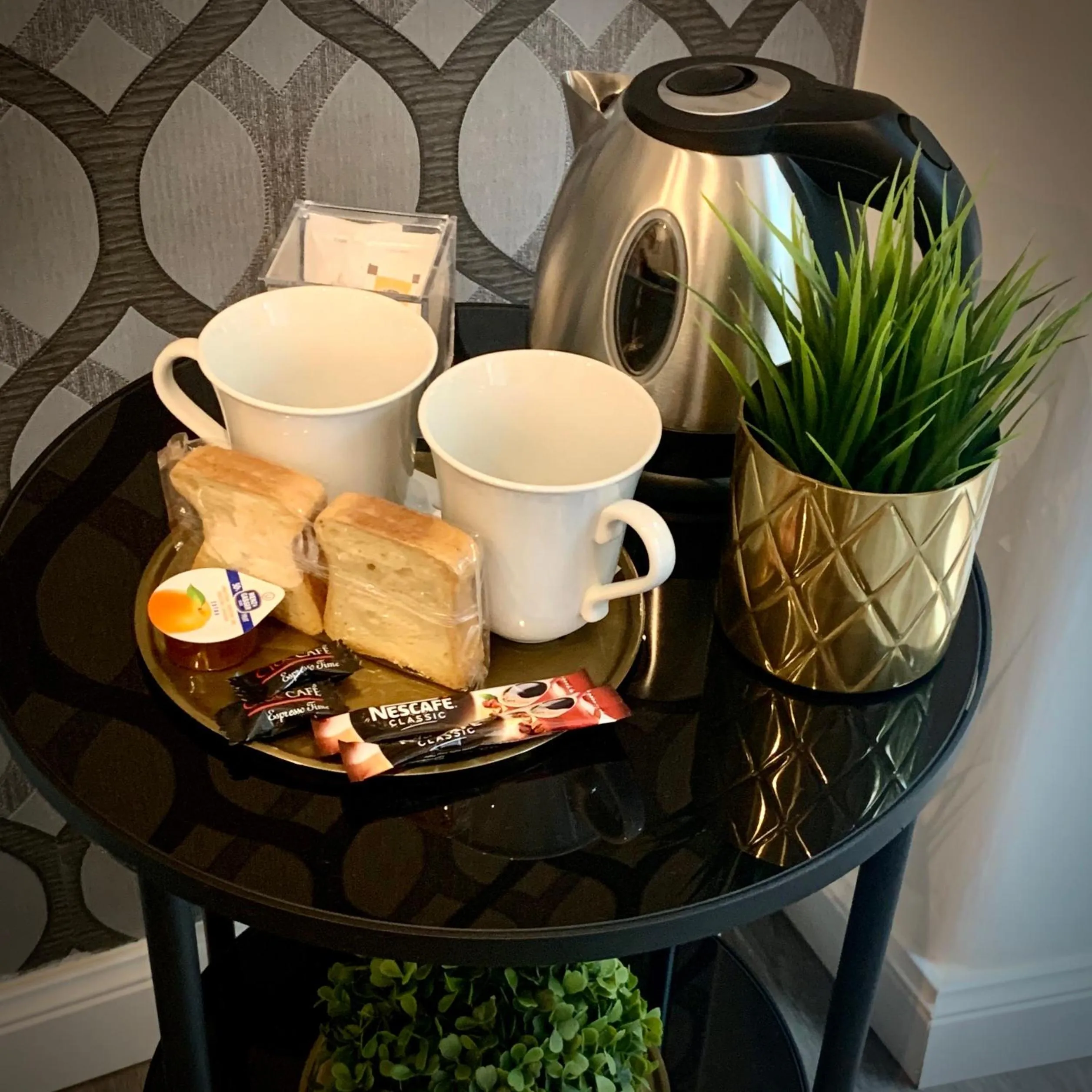 Breakfast in 4 Vatican Rooms