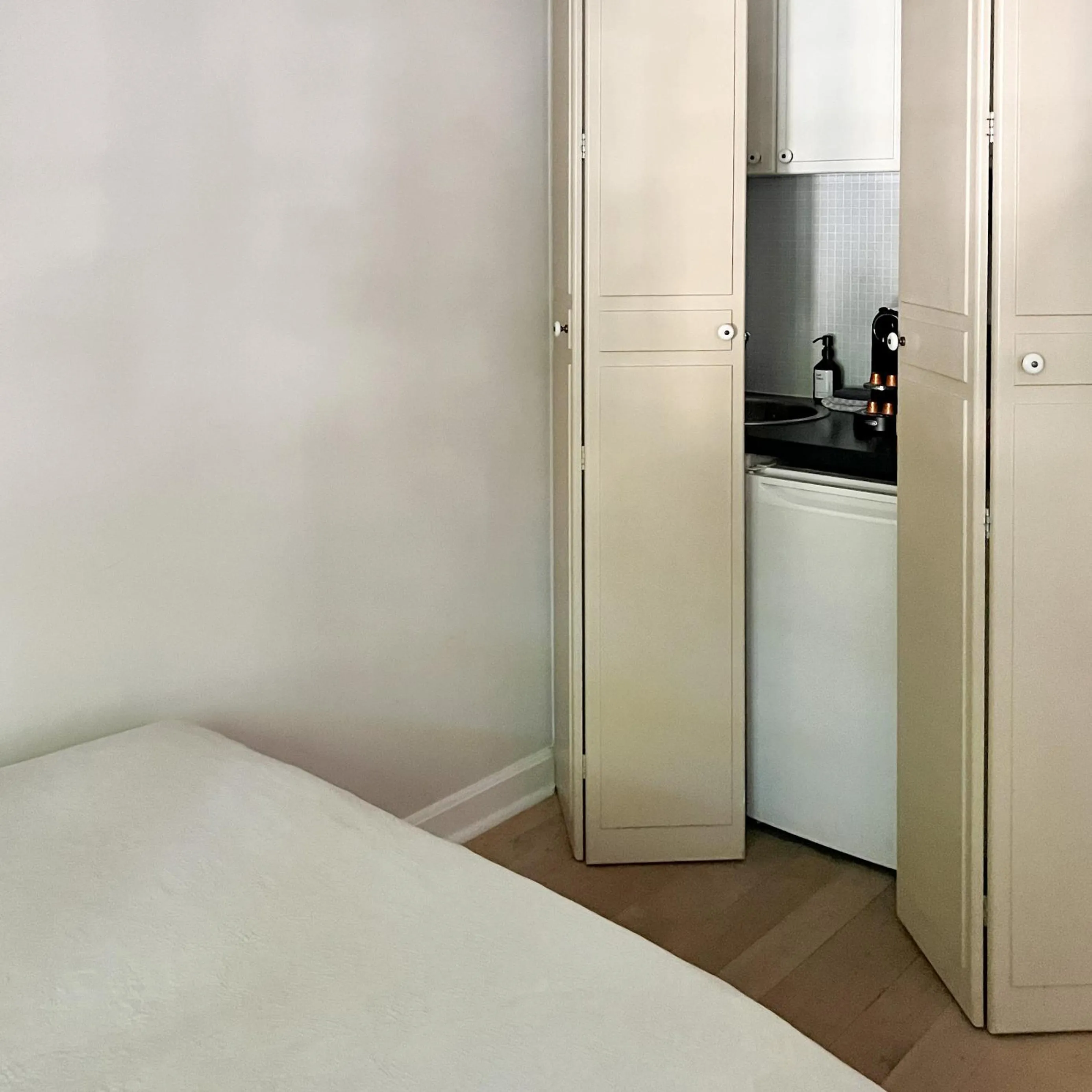 Kitchen or kitchenette, Bed in von Deska Townhouses - Ivy House