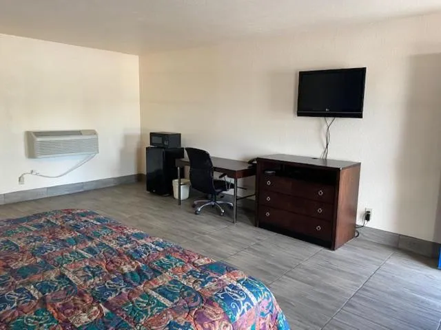 Bed in Texas Inn Seguin