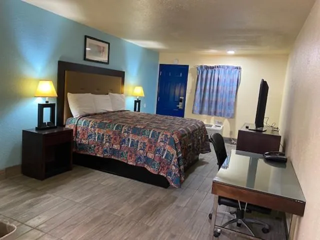 Bed in Texas Inn Seguin