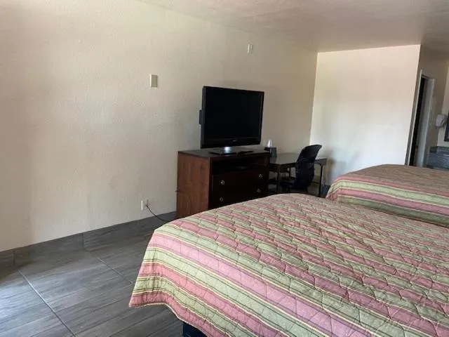 Bed in Texas Inn Seguin