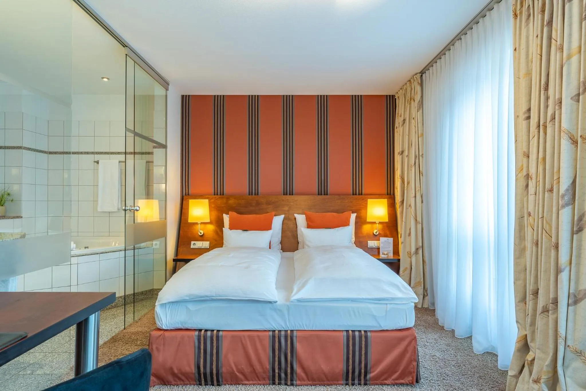 Bathroom, Bed in Wellings Romantik Hotel zur Linde