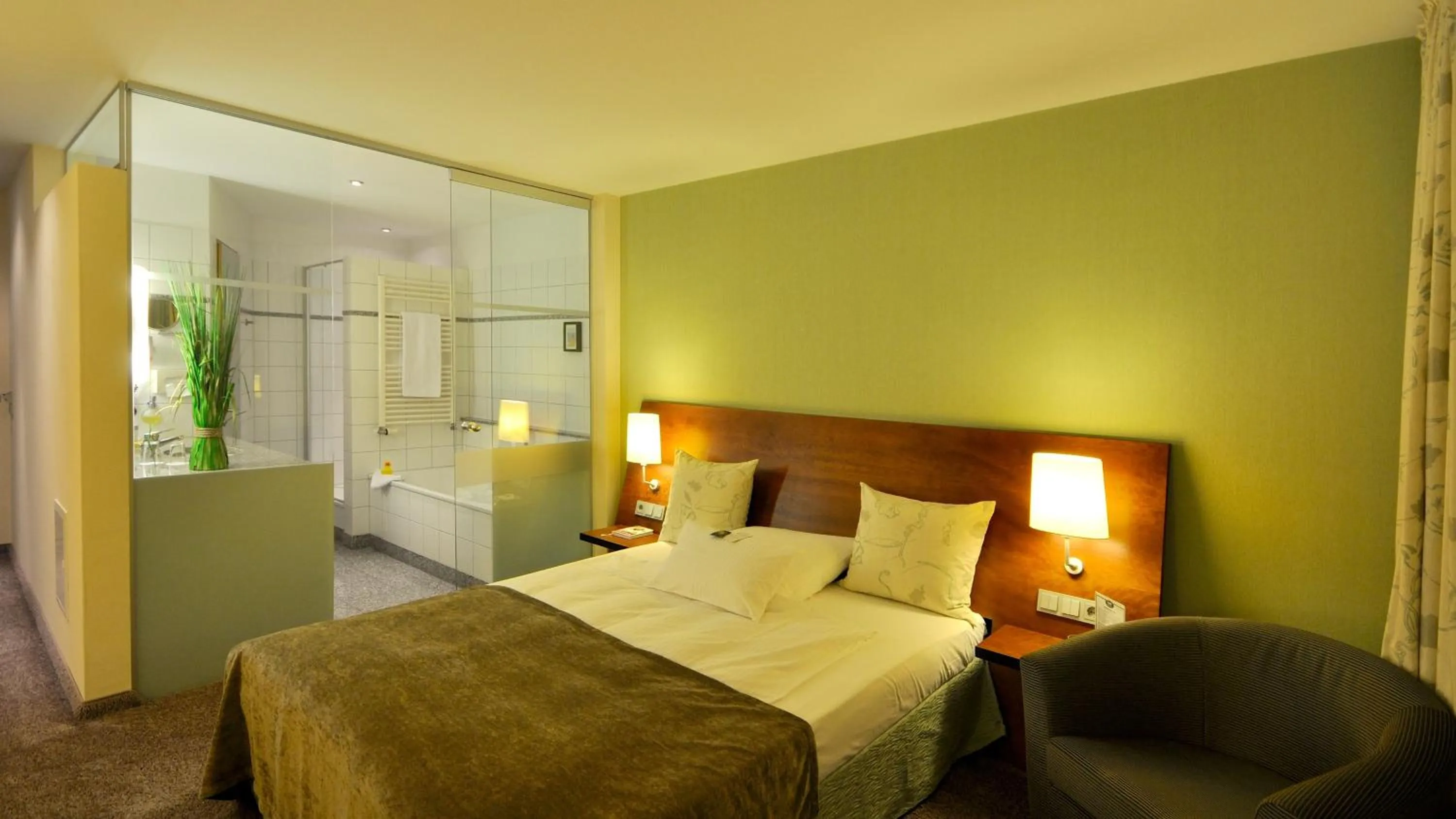 Bedroom, Bed in Wellings Romantik Hotel zur Linde