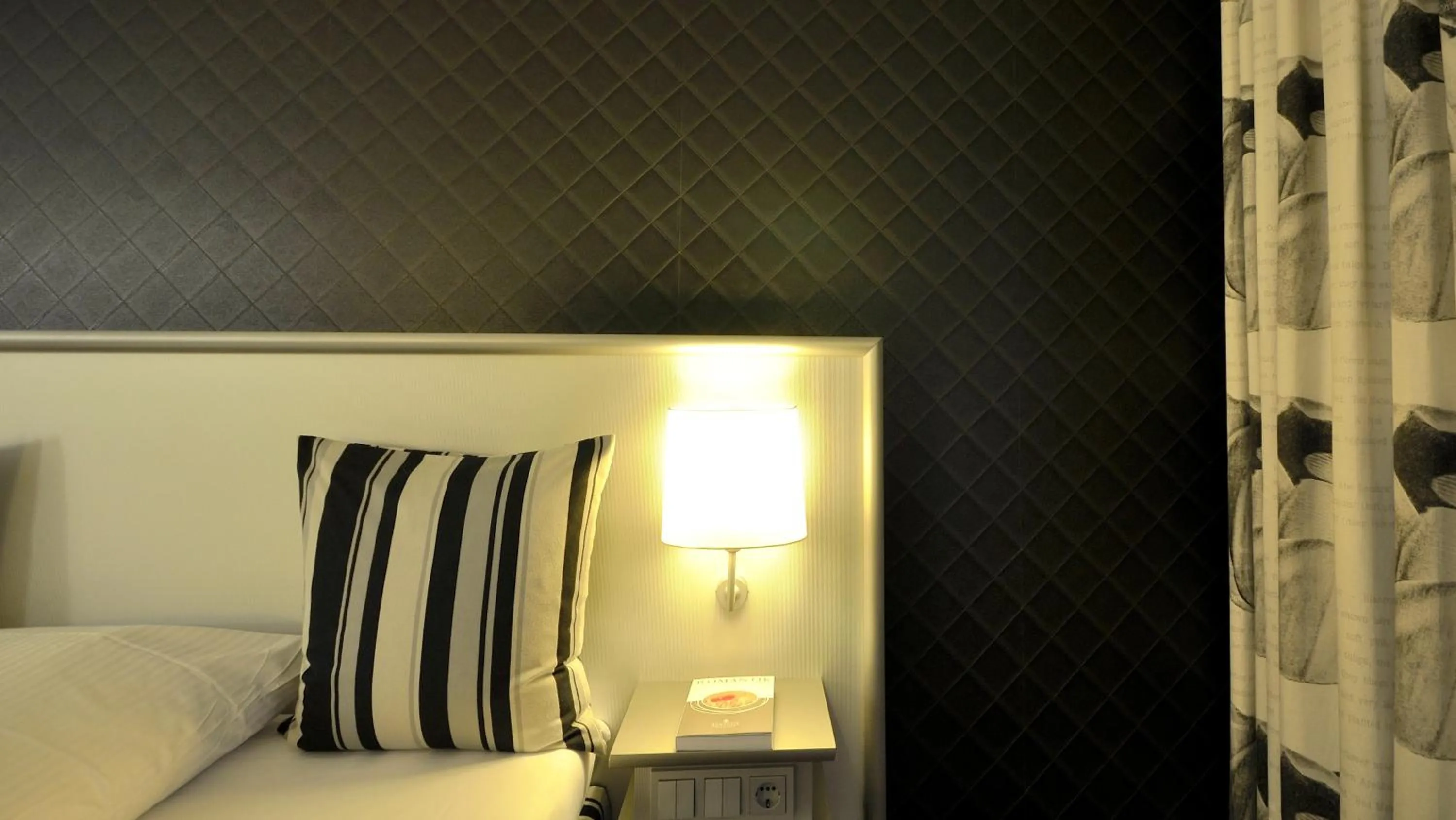 Bedroom, Bed in Wellings Romantik Hotel zur Linde