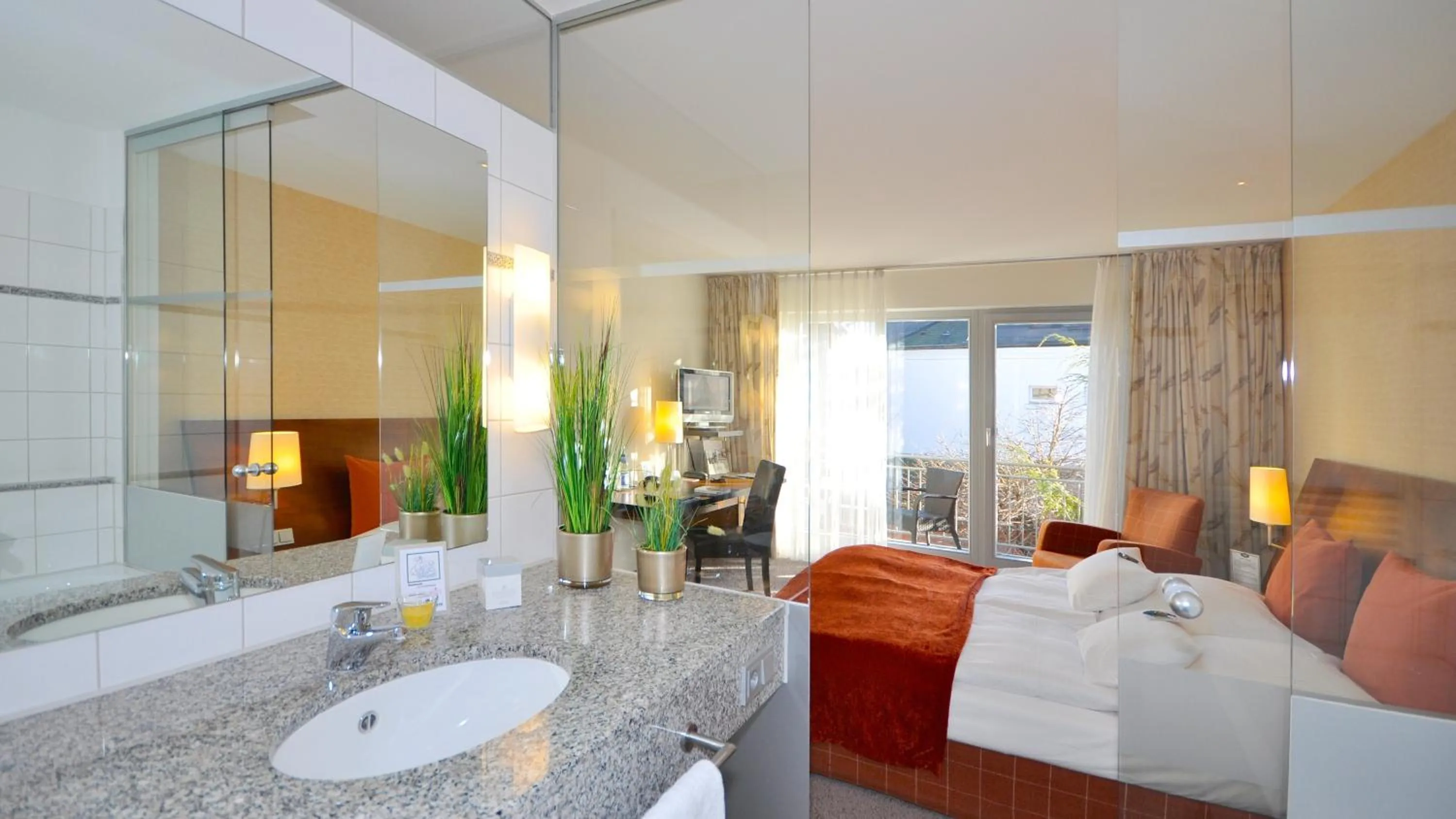 Bedroom, Bed in Wellings Romantik Hotel zur Linde