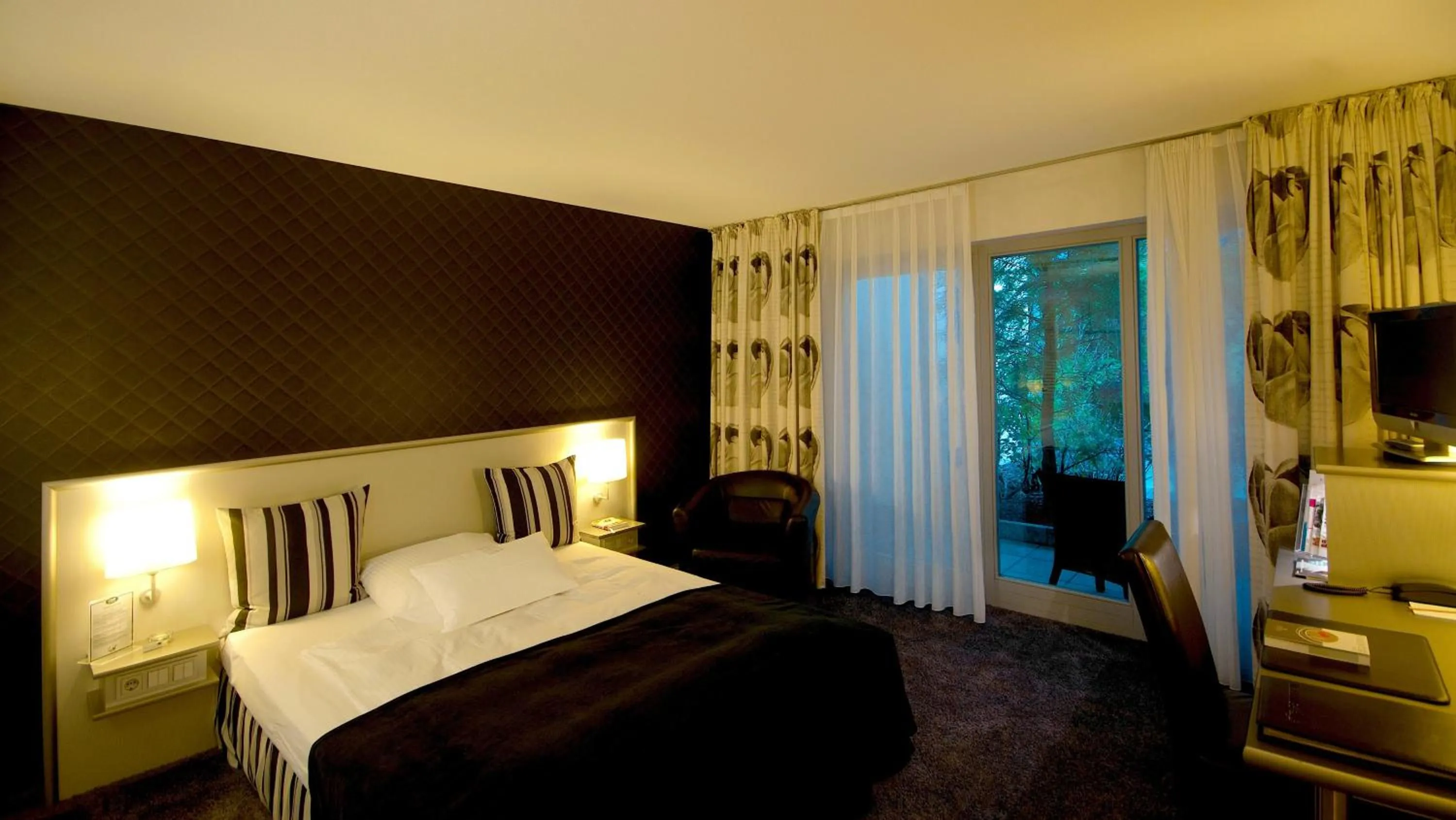 Bedroom, Bed in Wellings Romantik Hotel zur Linde