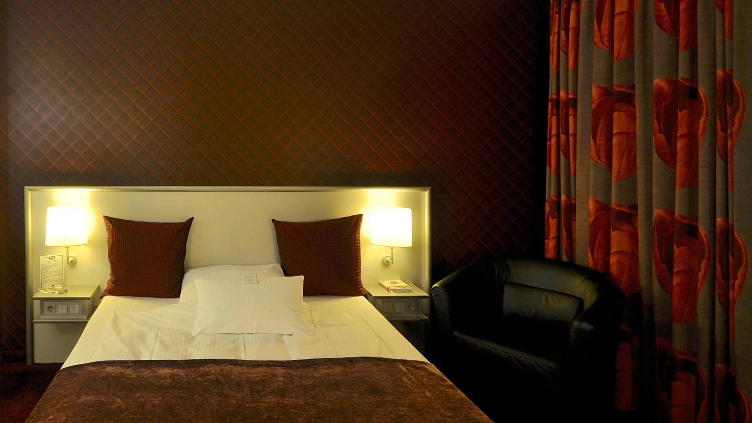 Bedroom, Bed in Wellings Romantik Hotel zur Linde