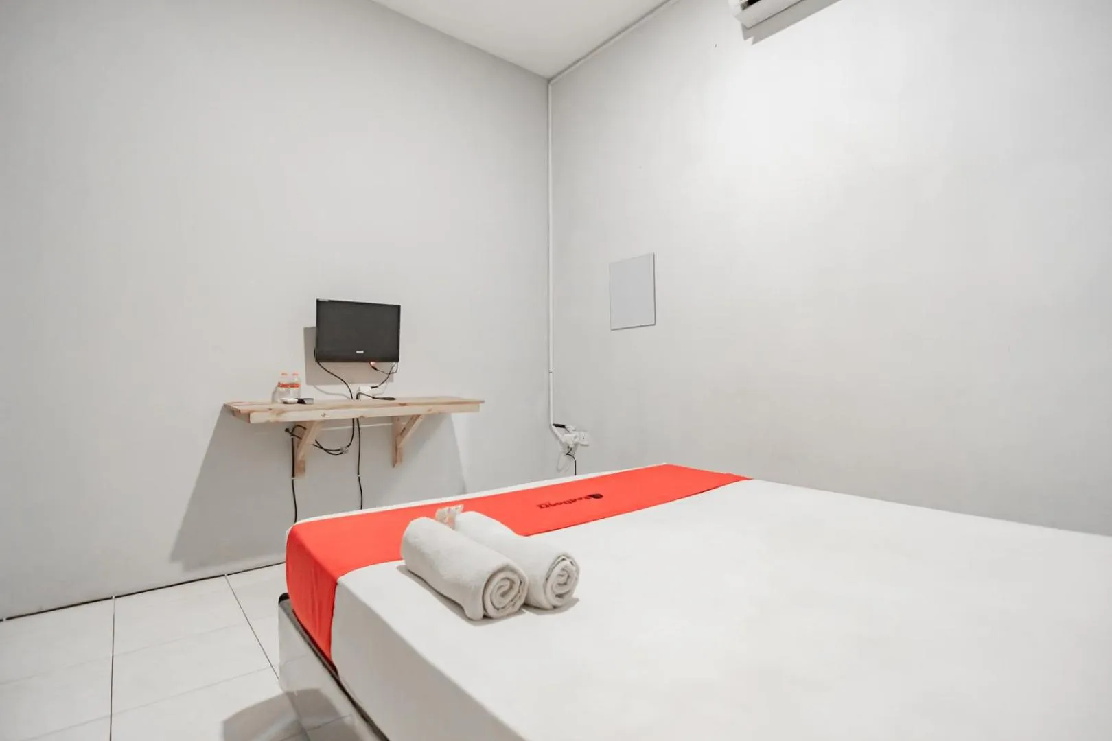 Bedroom, Bed in RedDoorz near Exit Toll Pasteur 4