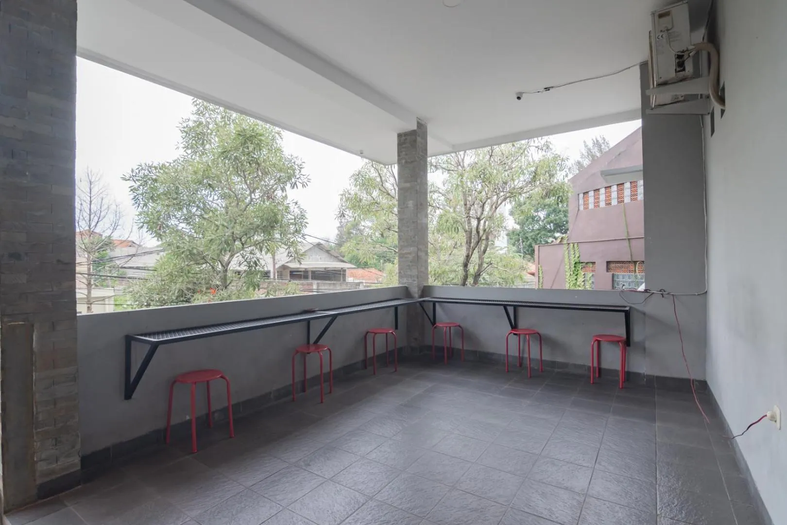 Seating area in RedDoorz near Exit Toll Pasteur 4