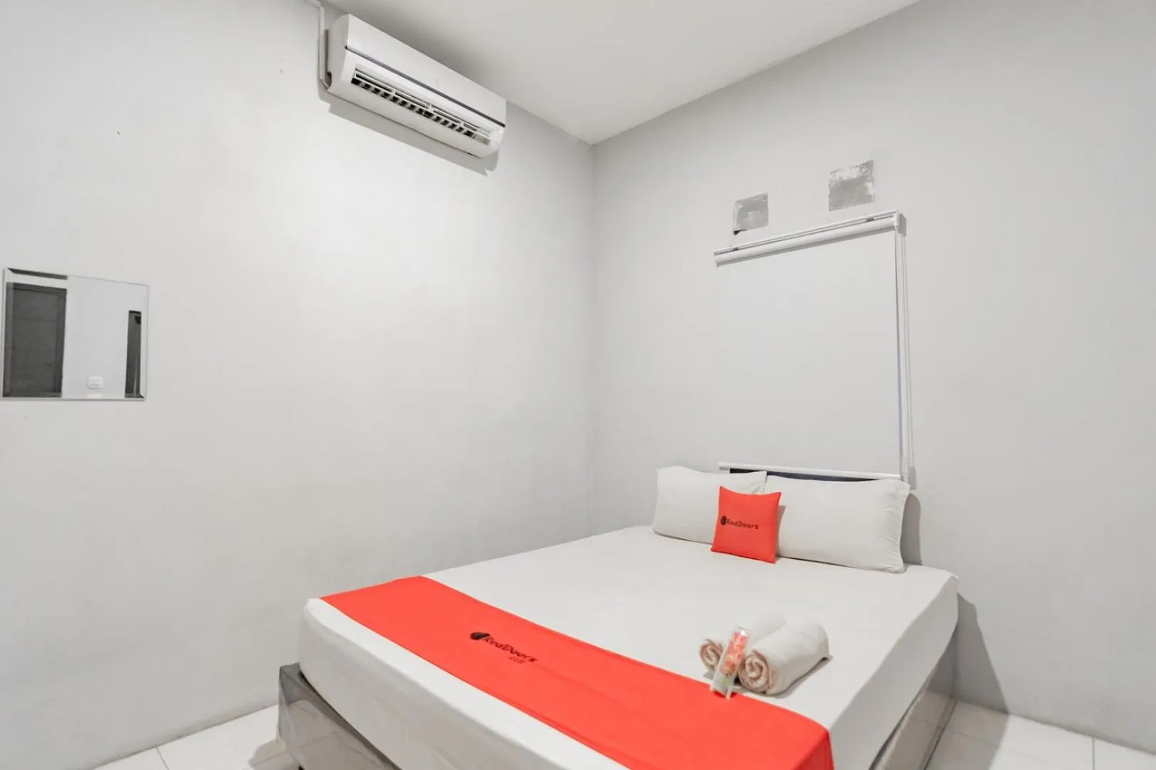 Bedroom, Bed in RedDoorz near Exit Toll Pasteur 4