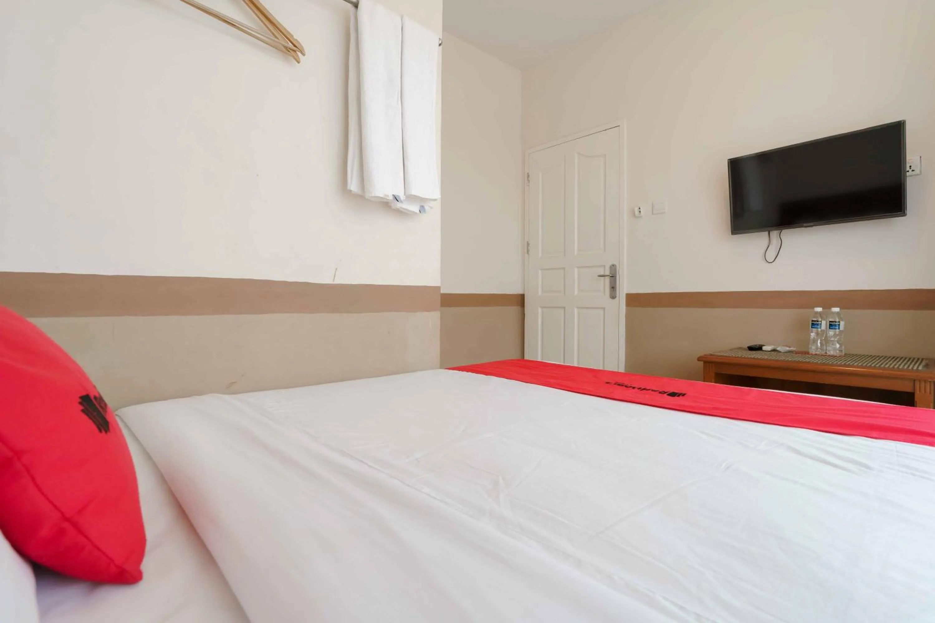 Bed in RedDoorz near Plaza Botania 1 Batam